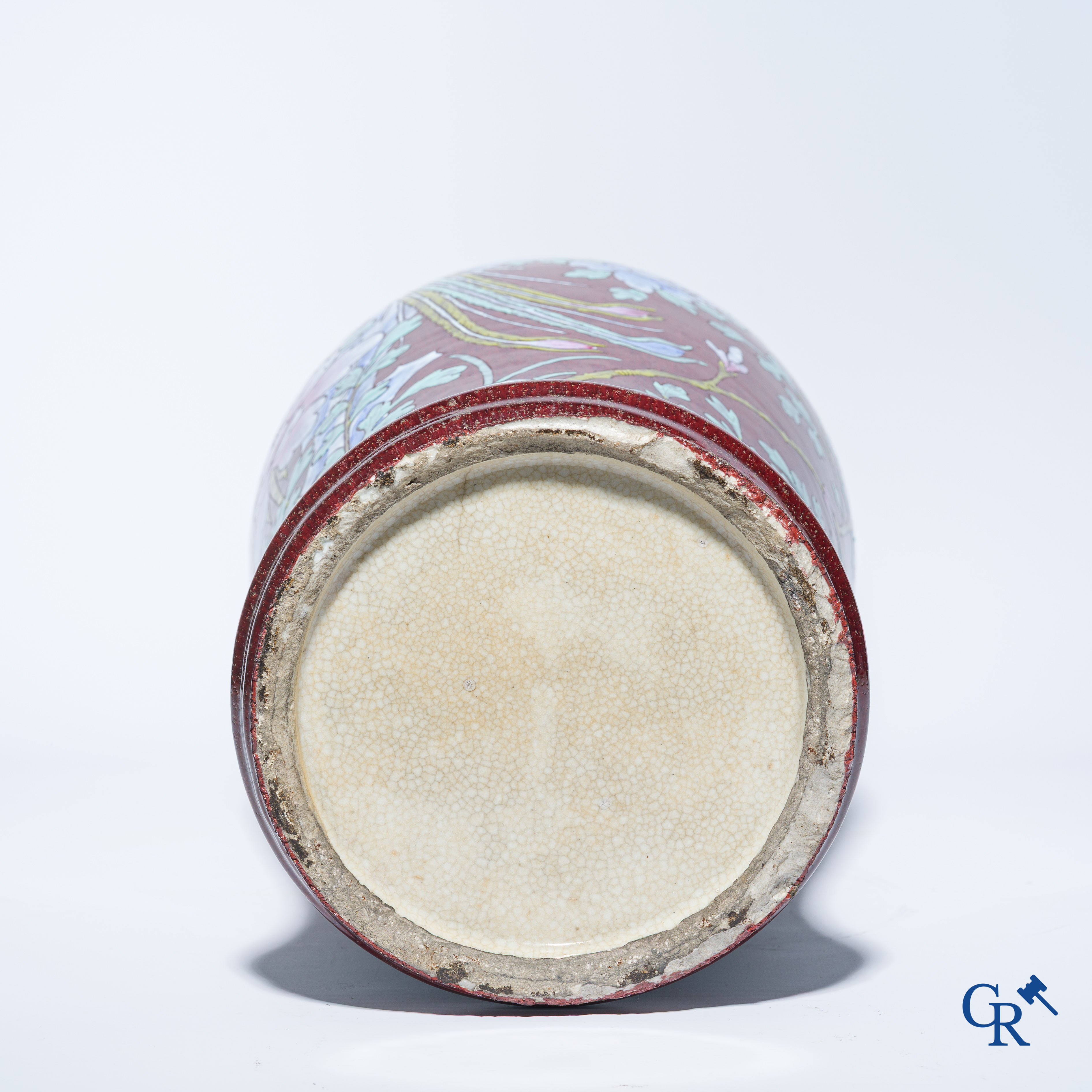 Asian Art, a Chinese porcelain sang the boeuf vase with overglaze decor of phoenixes. 19th century.