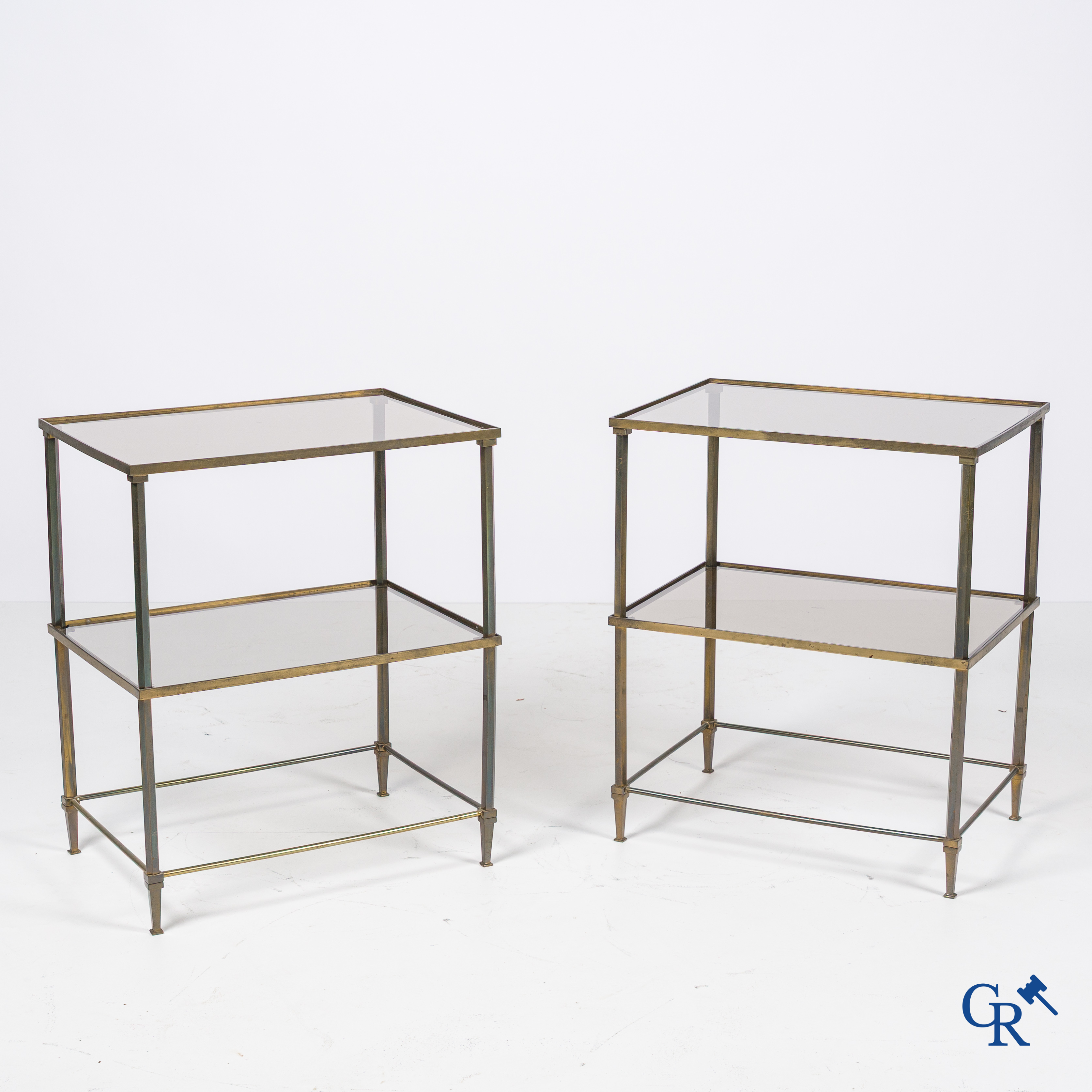 Paar bijzettafels in brons en glas. Circa 1960.