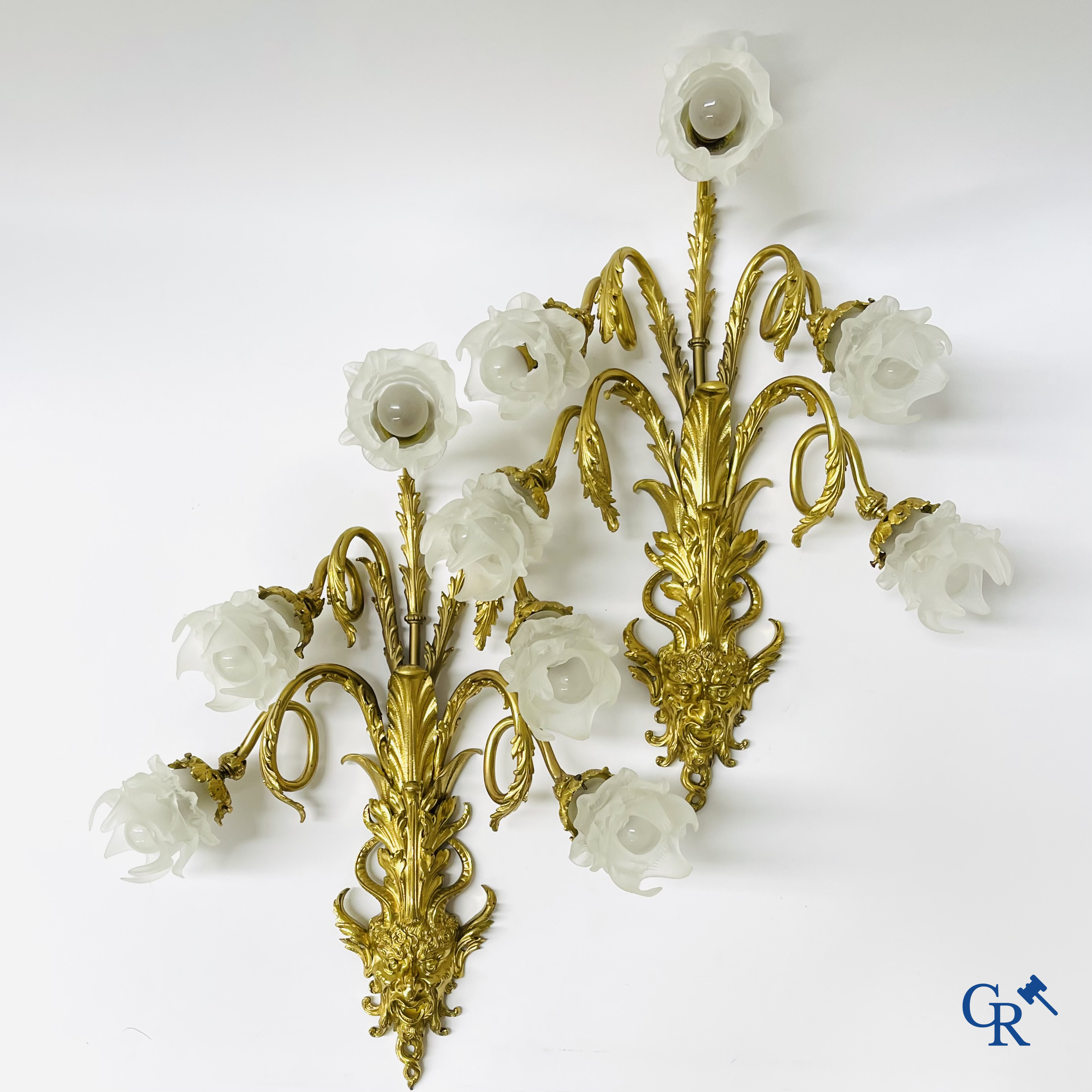 Een paar imposante bronzen wandlichten met telkens 5 lichtpunten en saterhoofden. Napoleon III-stijl.