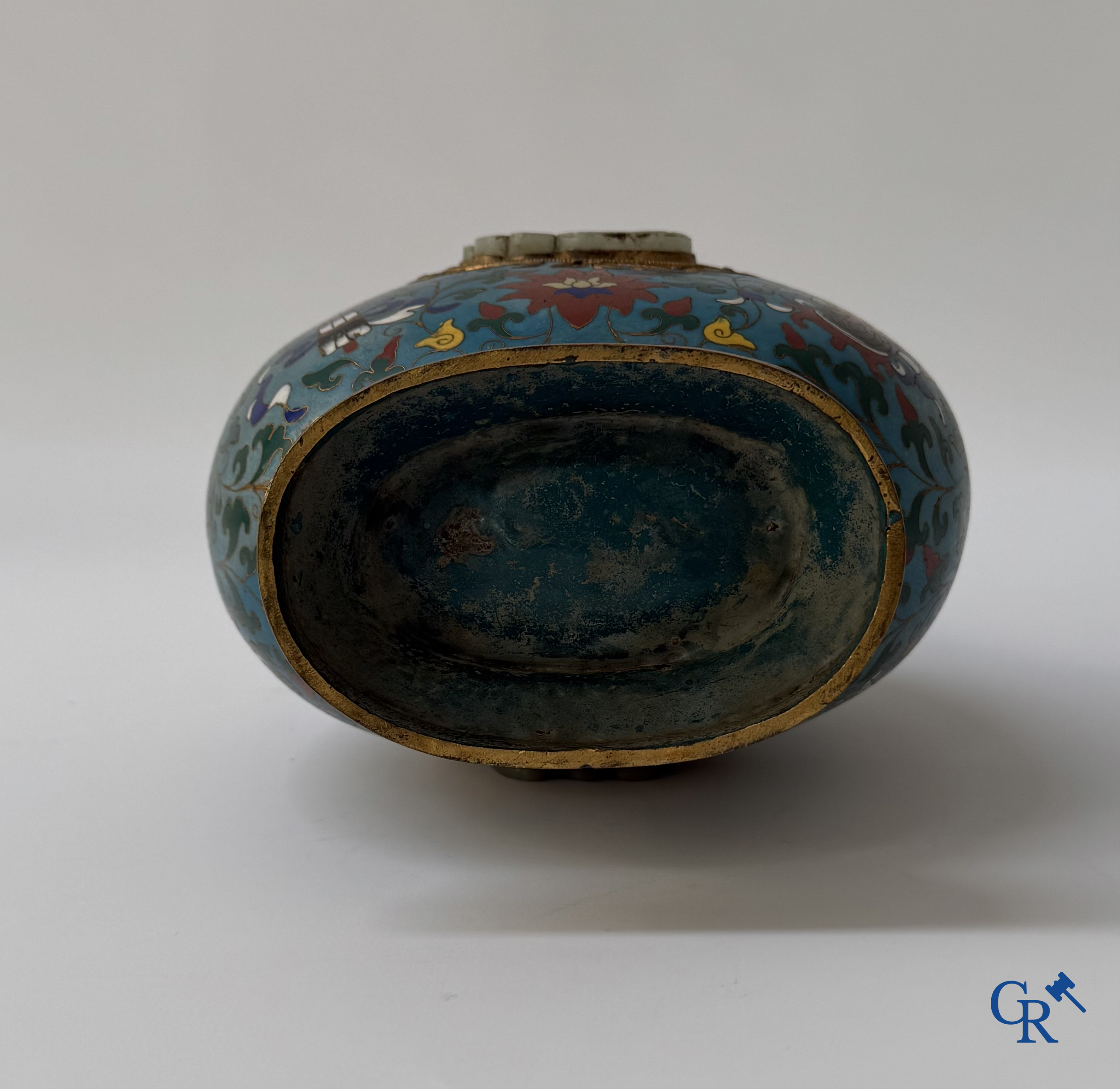 Aziatica, een Chinese cloisonné vaas met draken- en bloemendecor, opgelegd met een jade amulet.