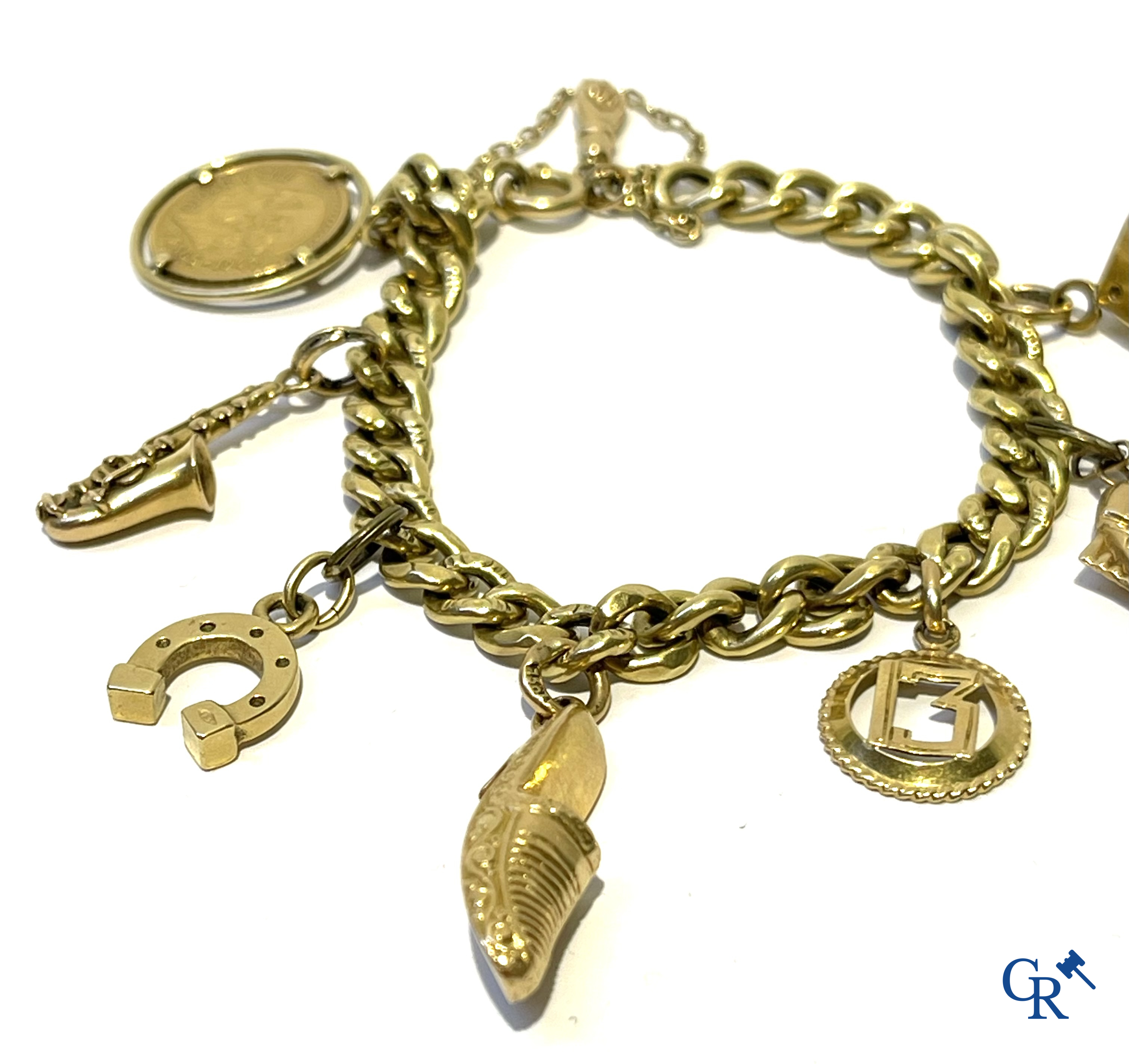 Juwelen, een bladvormige broche in goud 750°/00 en een bedelarmband in verschillende gehaltes goud.