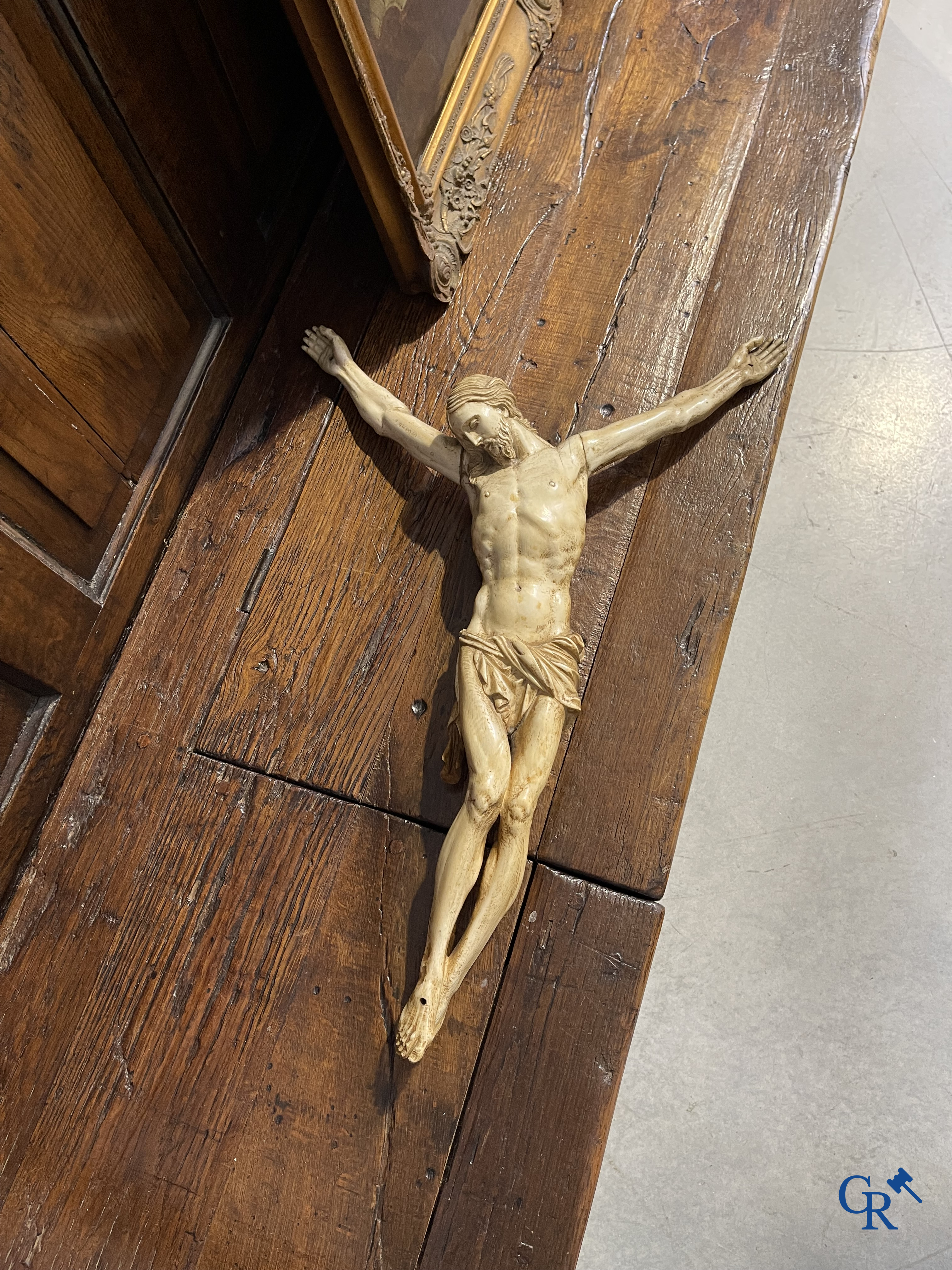 Religieuze objecten, een grote corpus in gesneden ivoor. Europees werk. 18e-19e eeuw.