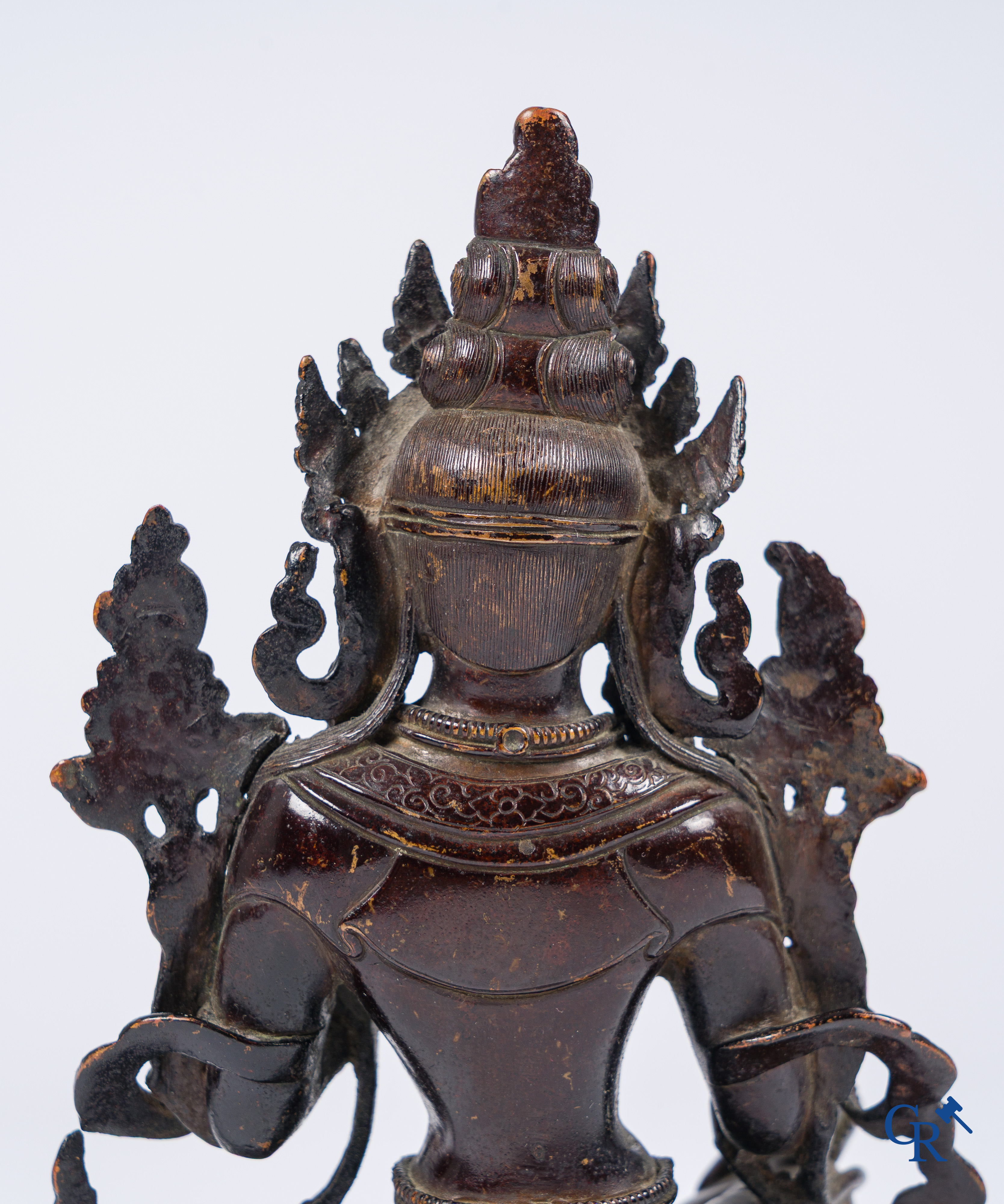 Aziatica, een fijne Sino-Tibetaanse bronzen voorstelling van een zittende Tara. 19e eeuw.