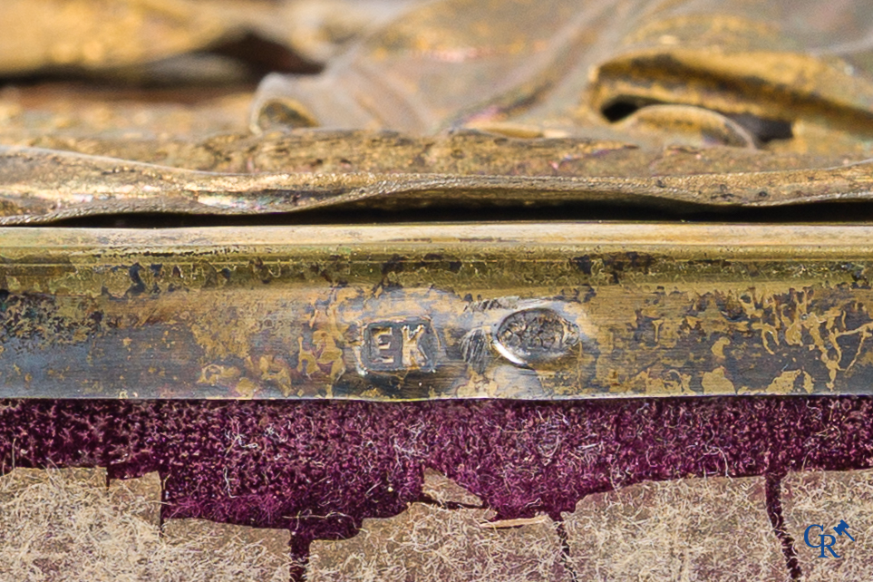 Iconen, een paar Russische geëmailleerde iconen in een houten frame. Keurmerken.