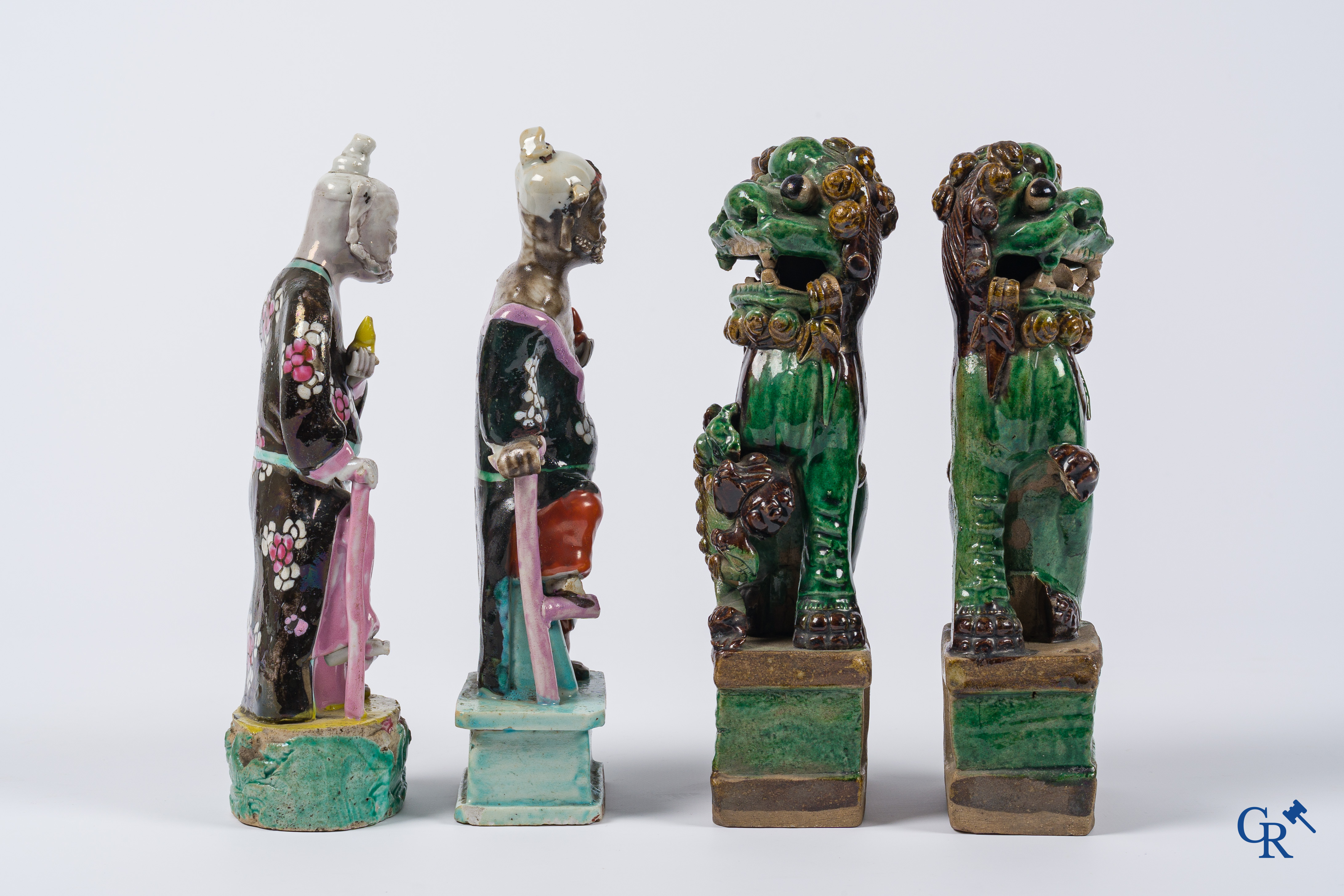 Aziatica, Een kavel met 2 Chinese porselein famille rose figuren en een paar boeddhistische leeuwen. 18e-19e eeuw.