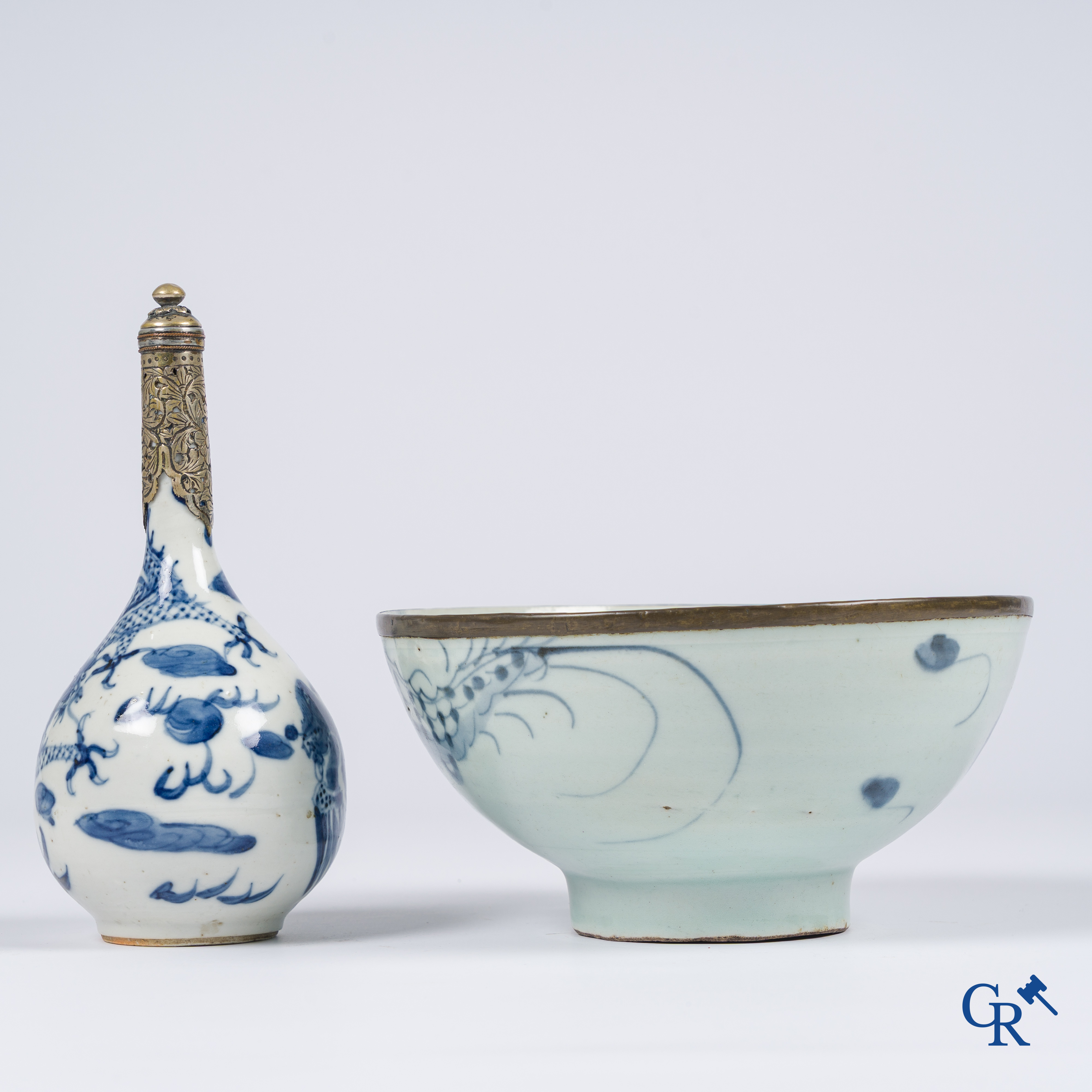 Aziatica, een Chinese "Blue de Hue" vaas met montuur voor de Vietnamese markt,<br />
een kom met drakendecor toegevoegd.