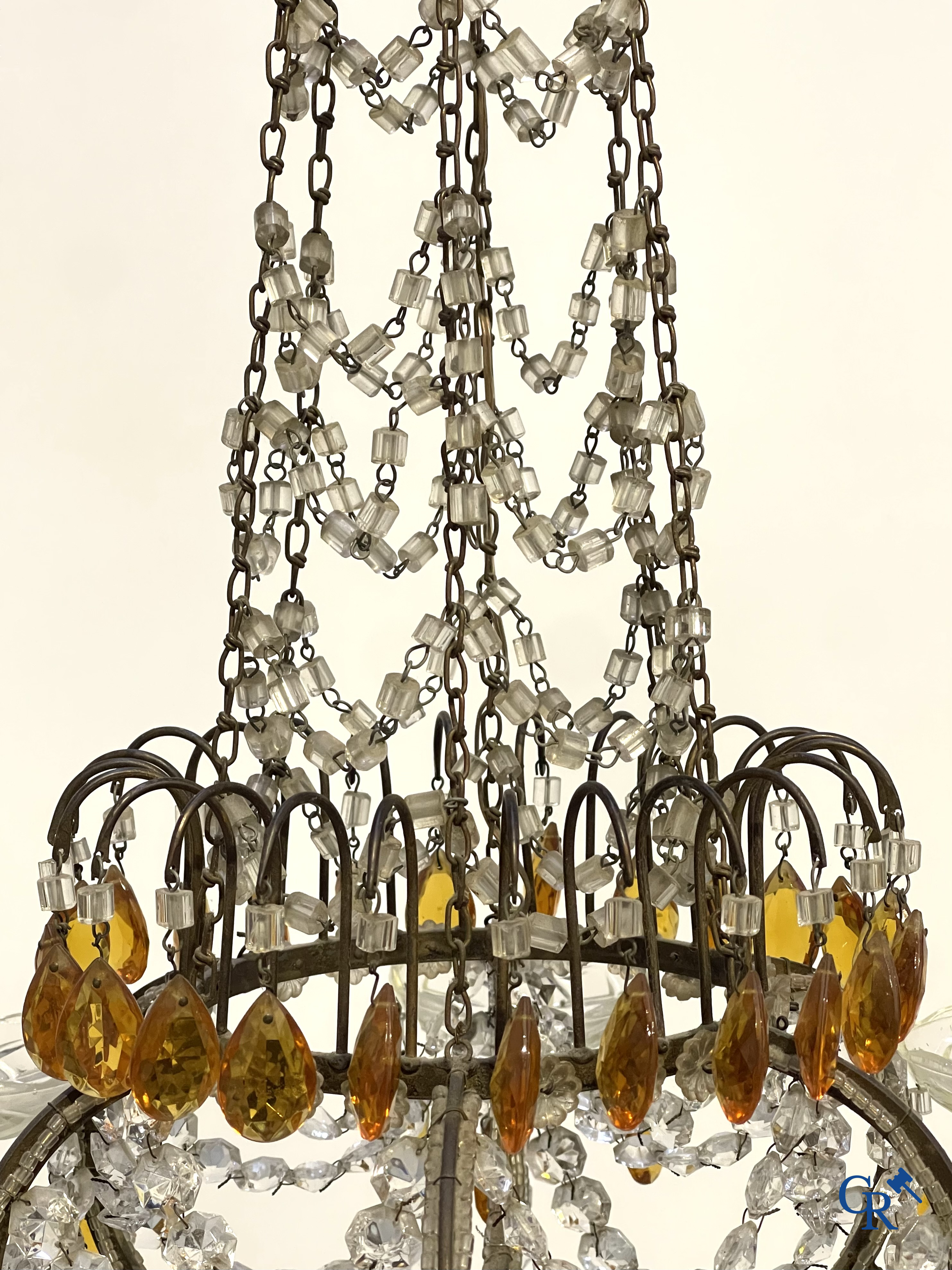 A large chandelier in crystal with double pearls on the frame.
