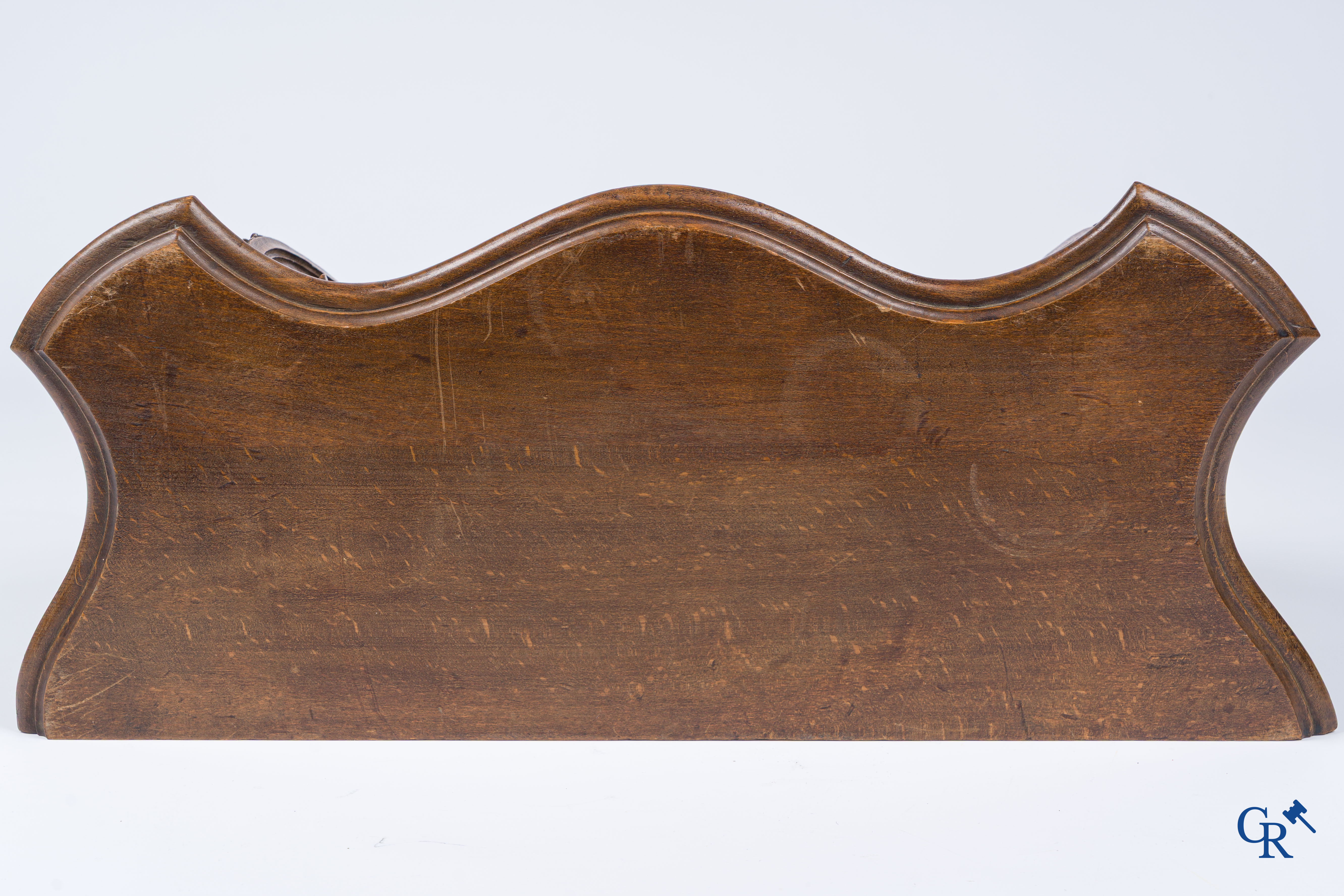 Een rijkelijk gesculpteerde Renaissance-stijl muurconsole in notelaar. 19e eeuw.