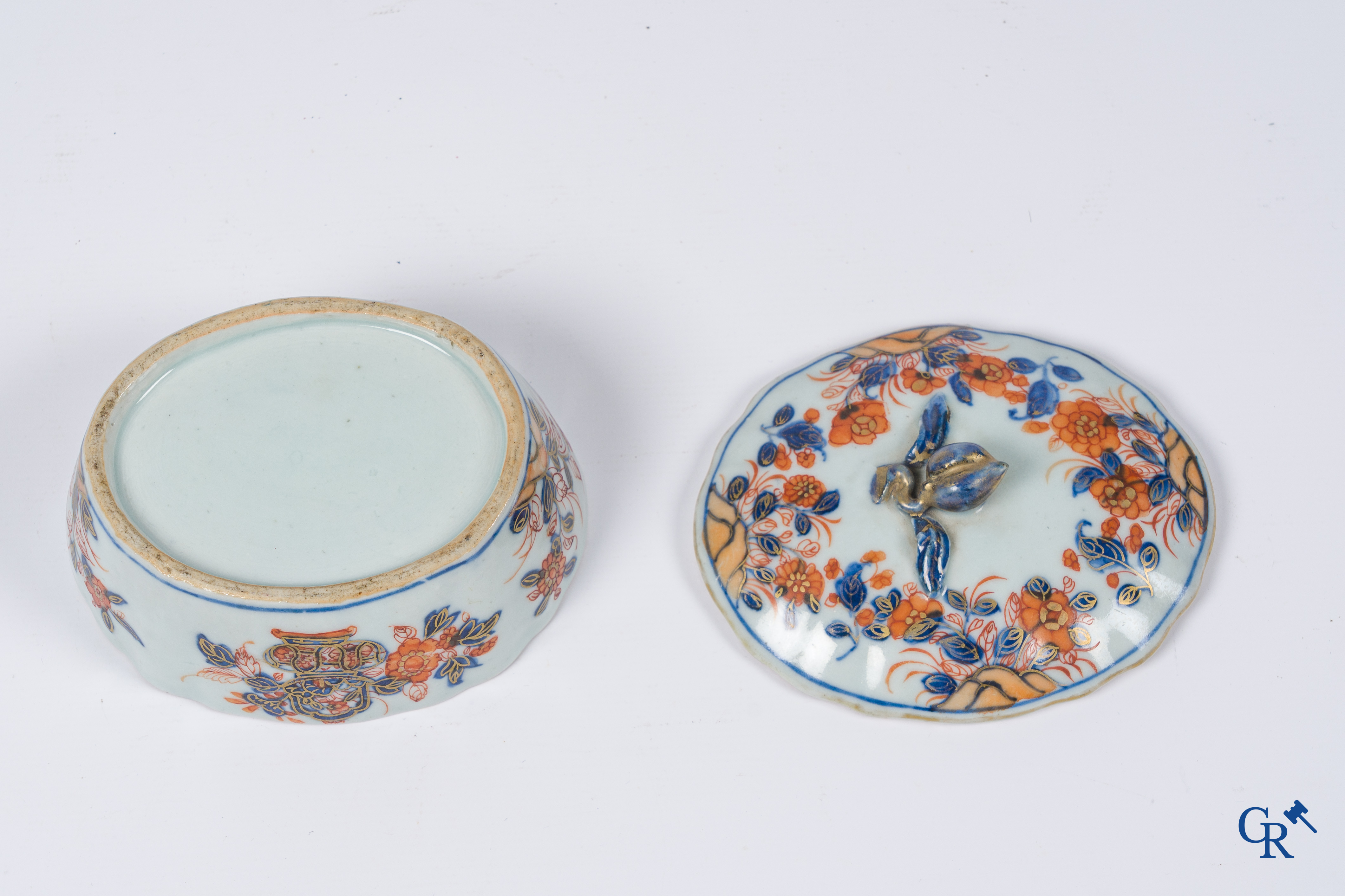 Aziatica, Chinees porselein. Een kleine terrine met onderschotel in Imari-stijl. 18e-19e eeuw.