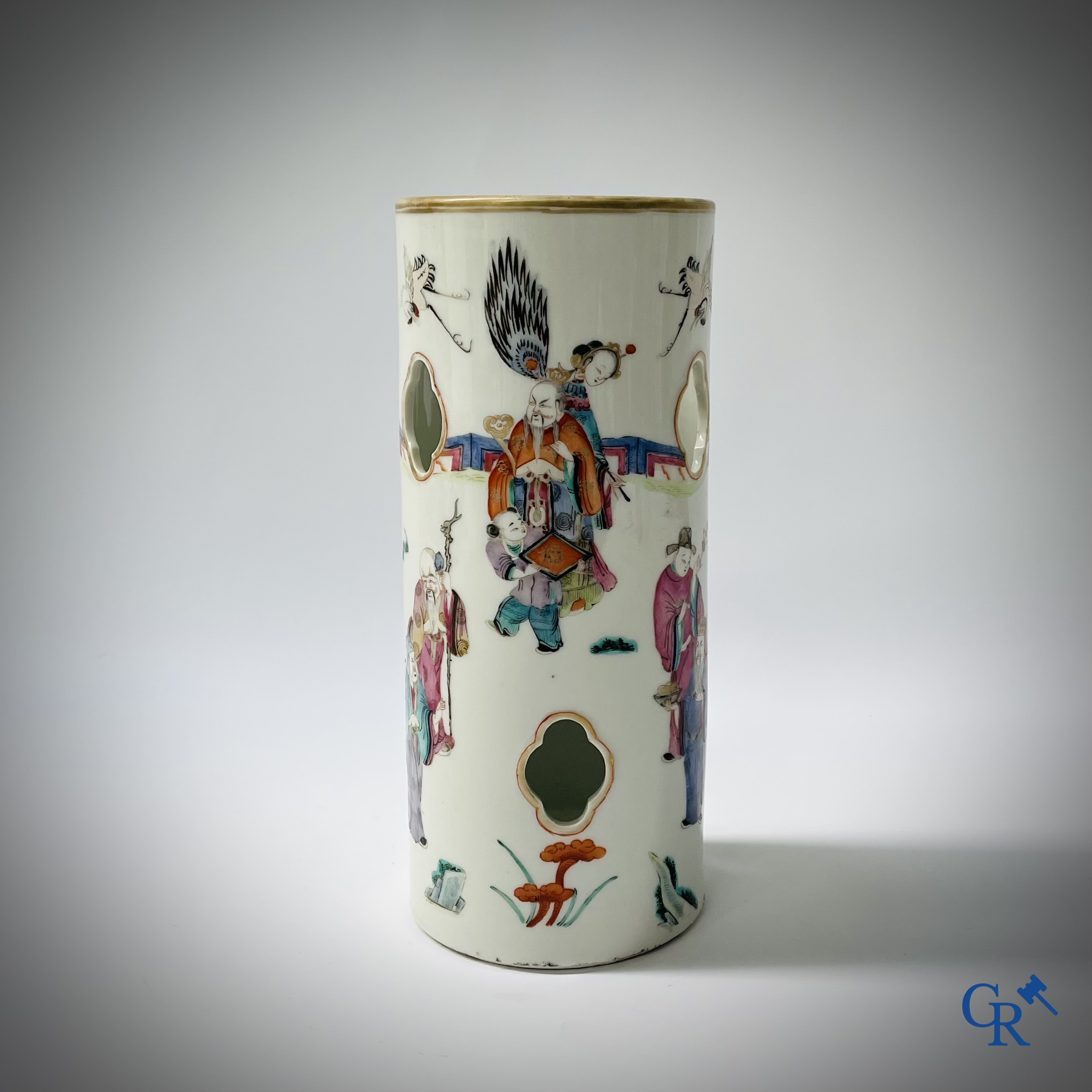 Aziatica, Chinees porselein. Een Chinese famille rose hoeden staander. Gemerkt. 19de eeuw.