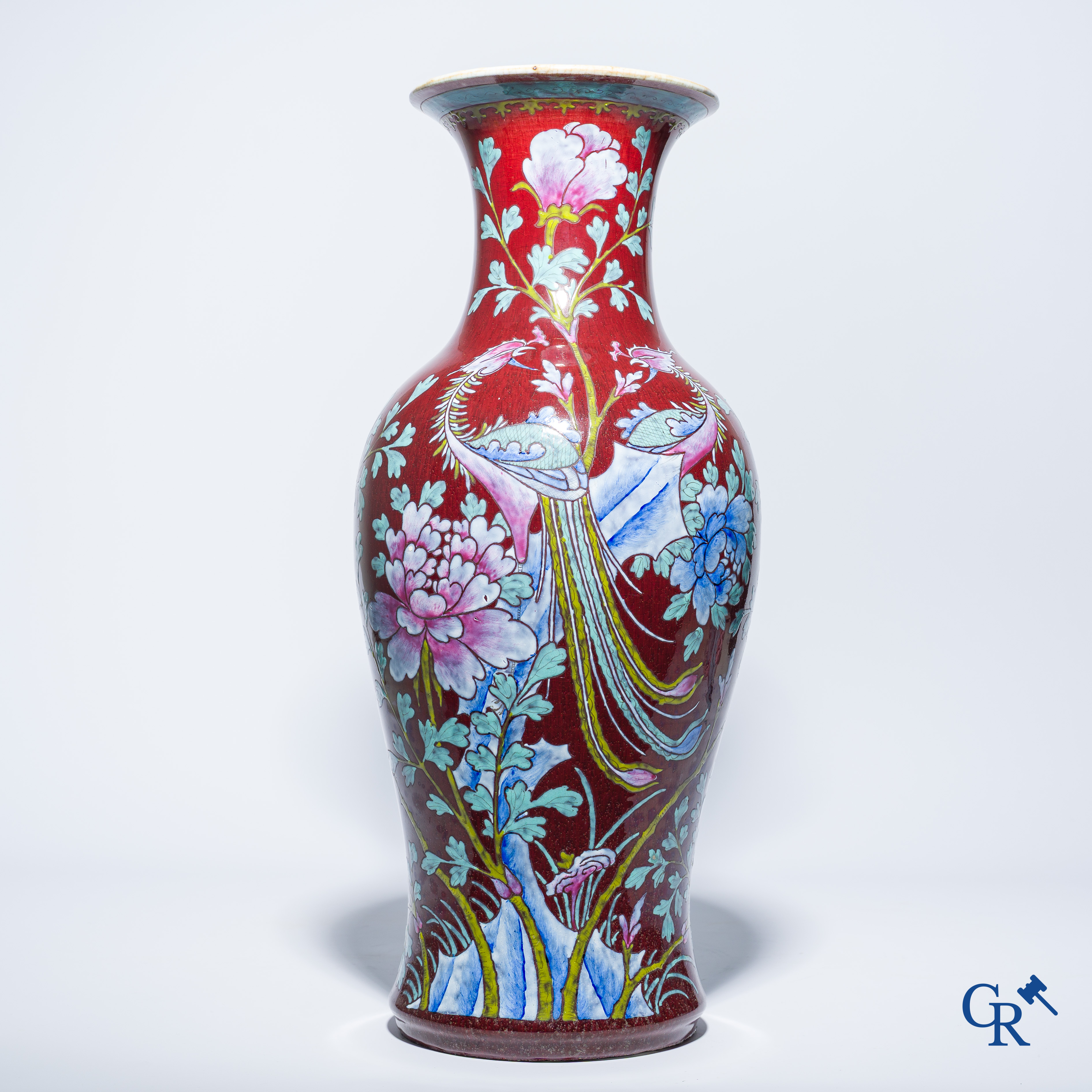 Asian Art, a Chinese porcelain sang the boeuf vase with overglaze decor of phoenixes. 19th century.