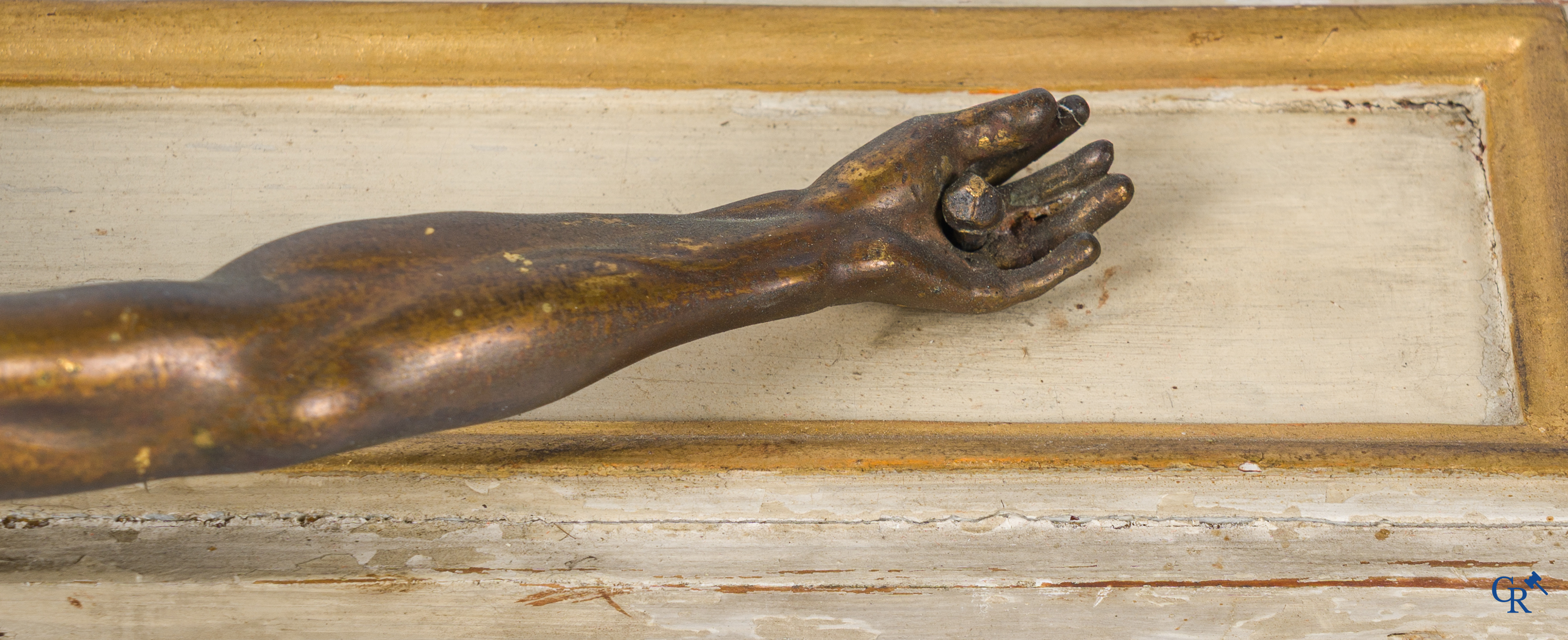 Religieuze objecten, een grote vergulde bronzen corpus, 18e eeuw.