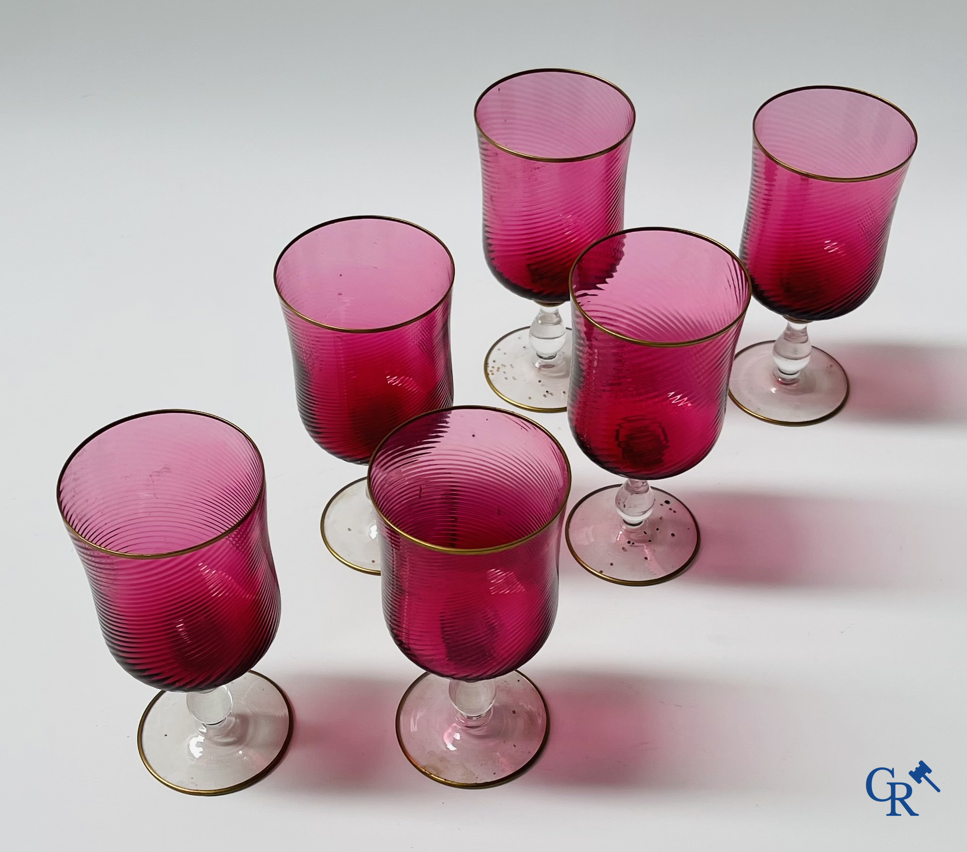 Een uitgebreid servies in rood geslepen kristal, hoogstwaarschijnlijk Val Saint Lambert.