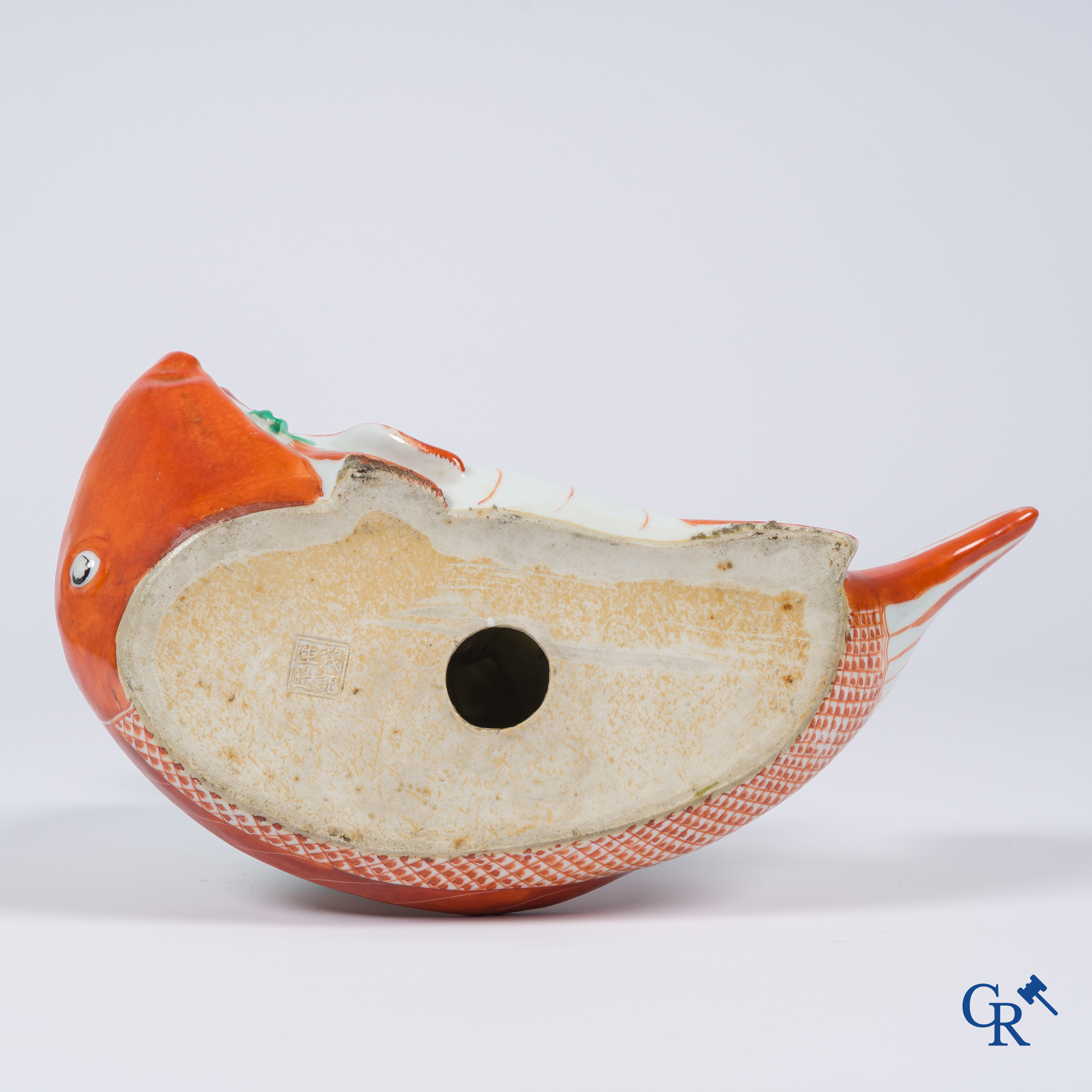 Aziatica, Chinees porselein, famille rose. Voorstelling van een jongen "Tongzi" op een karper. Gemerkt.