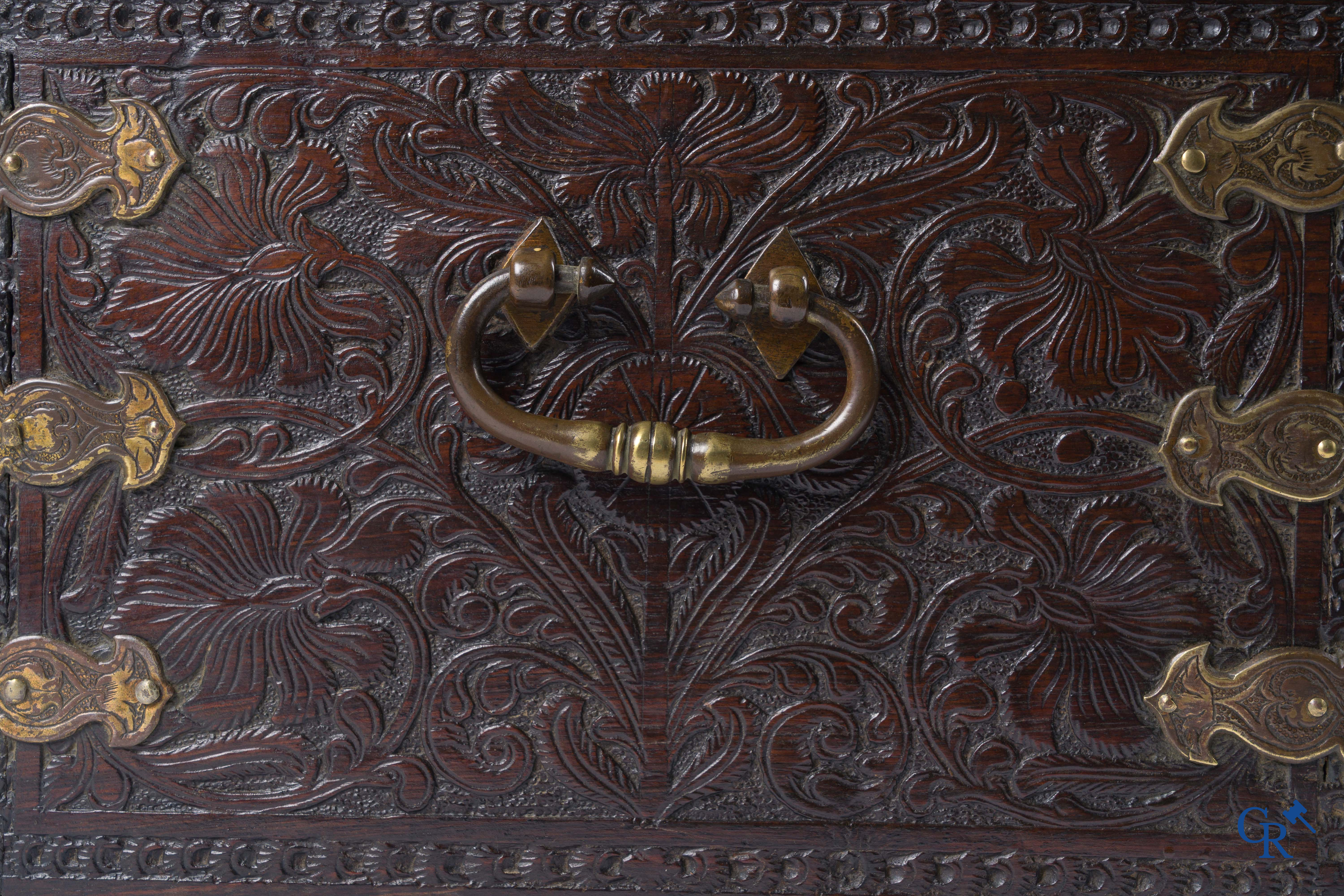 Un coffret colonial finement sculptée en bois exotique et bronze. XVIIe-XVIIIe siècle.