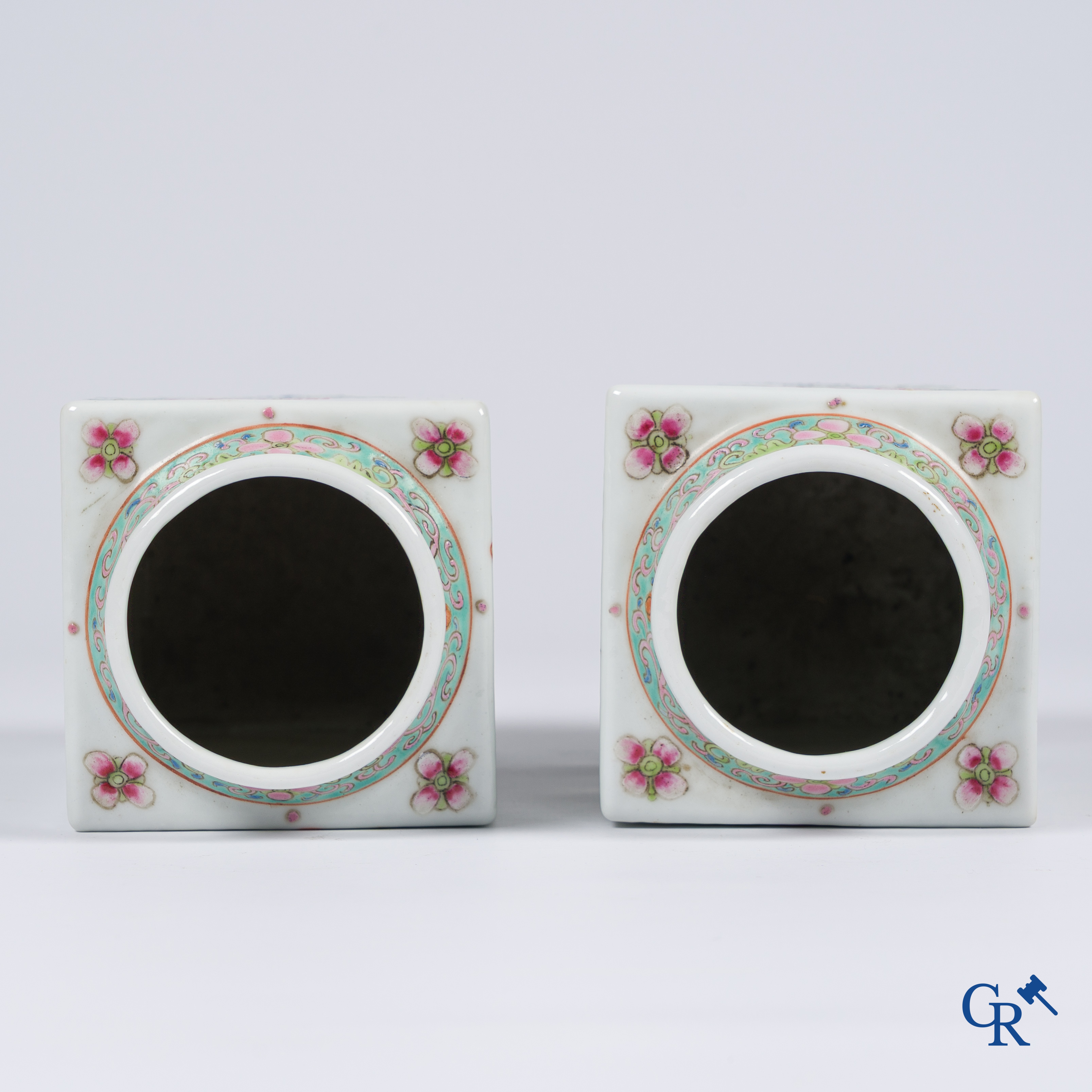 Aziatica, Chinees porselein. Een paar vierkante famille rose vazen. 19de eeuw.