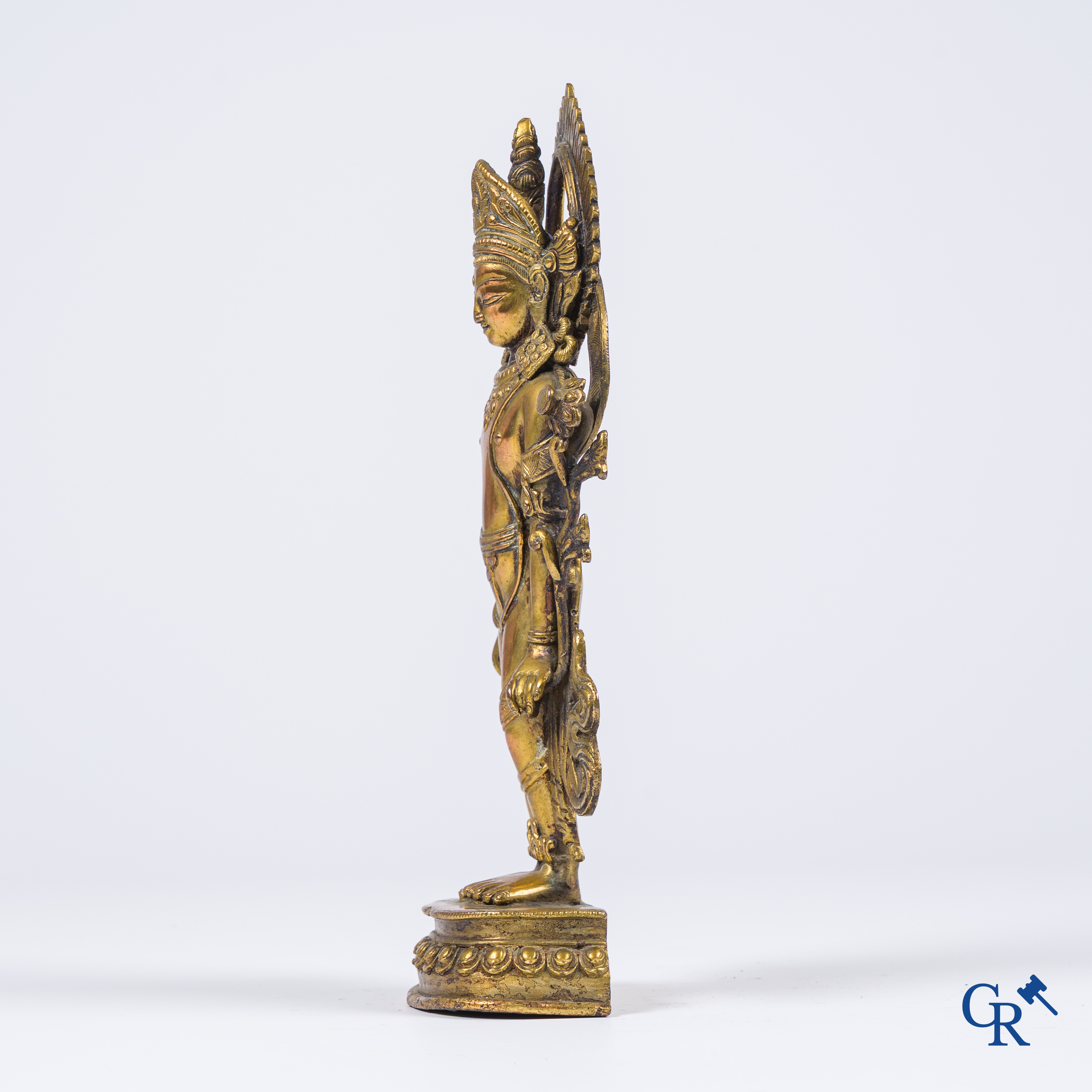 Art Asiatique, Népal, une représentation en bronze doré d'un Bouddha debout.