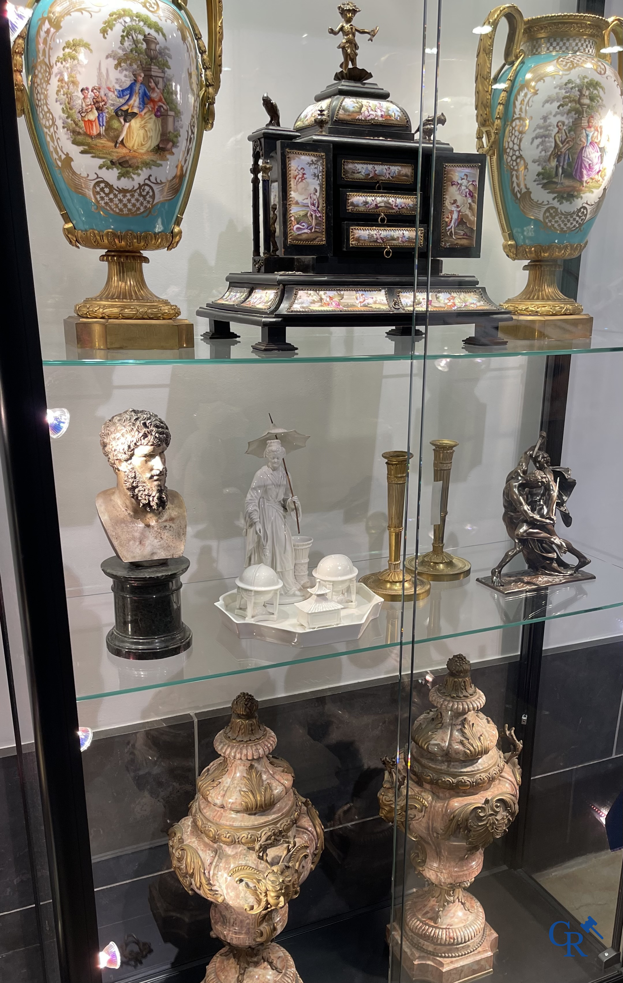 Koninklijke Porselein Fabriek Berlijn, KPM. Uitzonderlijk porseleinen inktstel in Aziatische stijl. Periode 1780-1830.