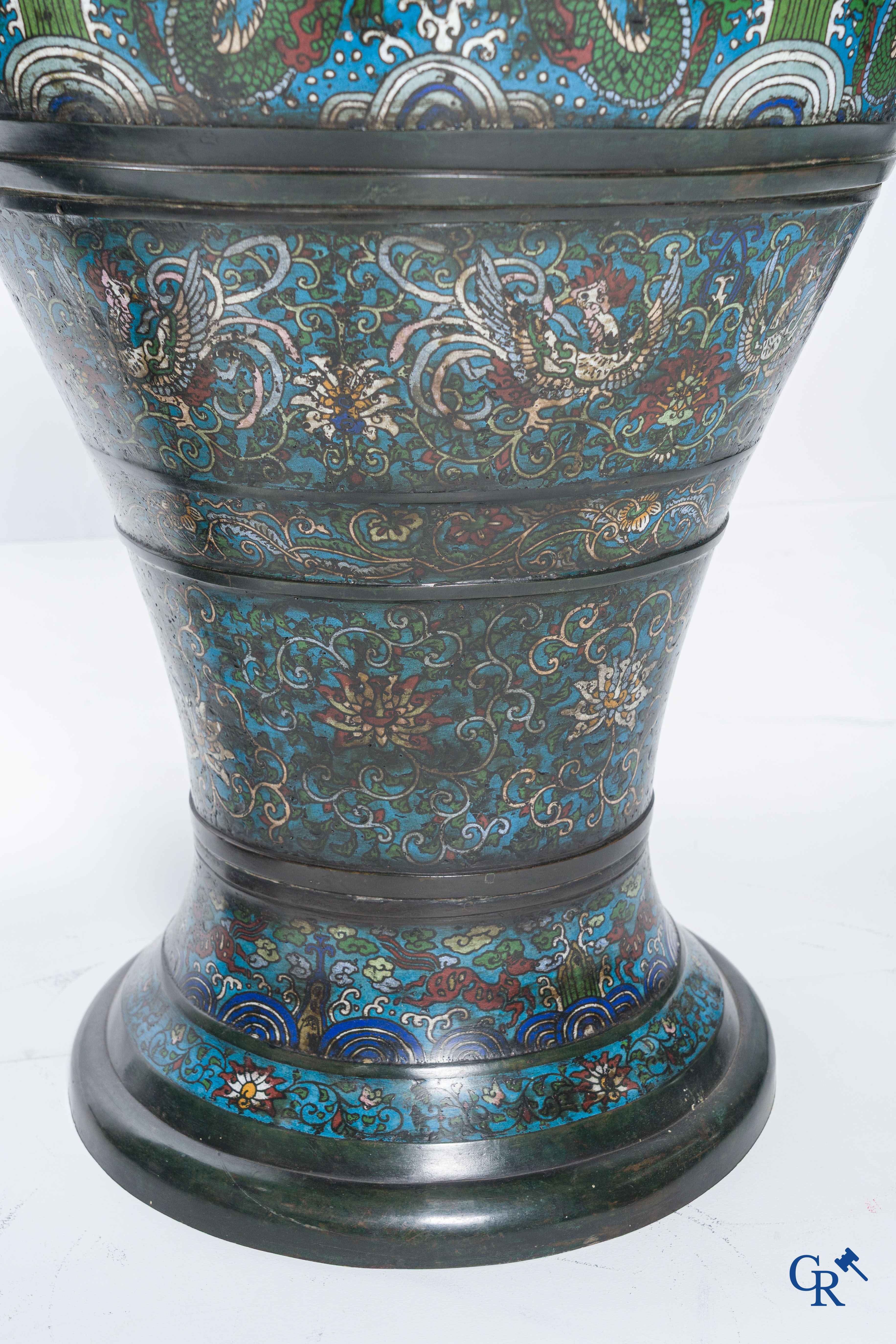 Aziatica, een imposant paar vazen in Champlevé met een decor van draken, lotusbloemen en feniksen, 19e eeuw.