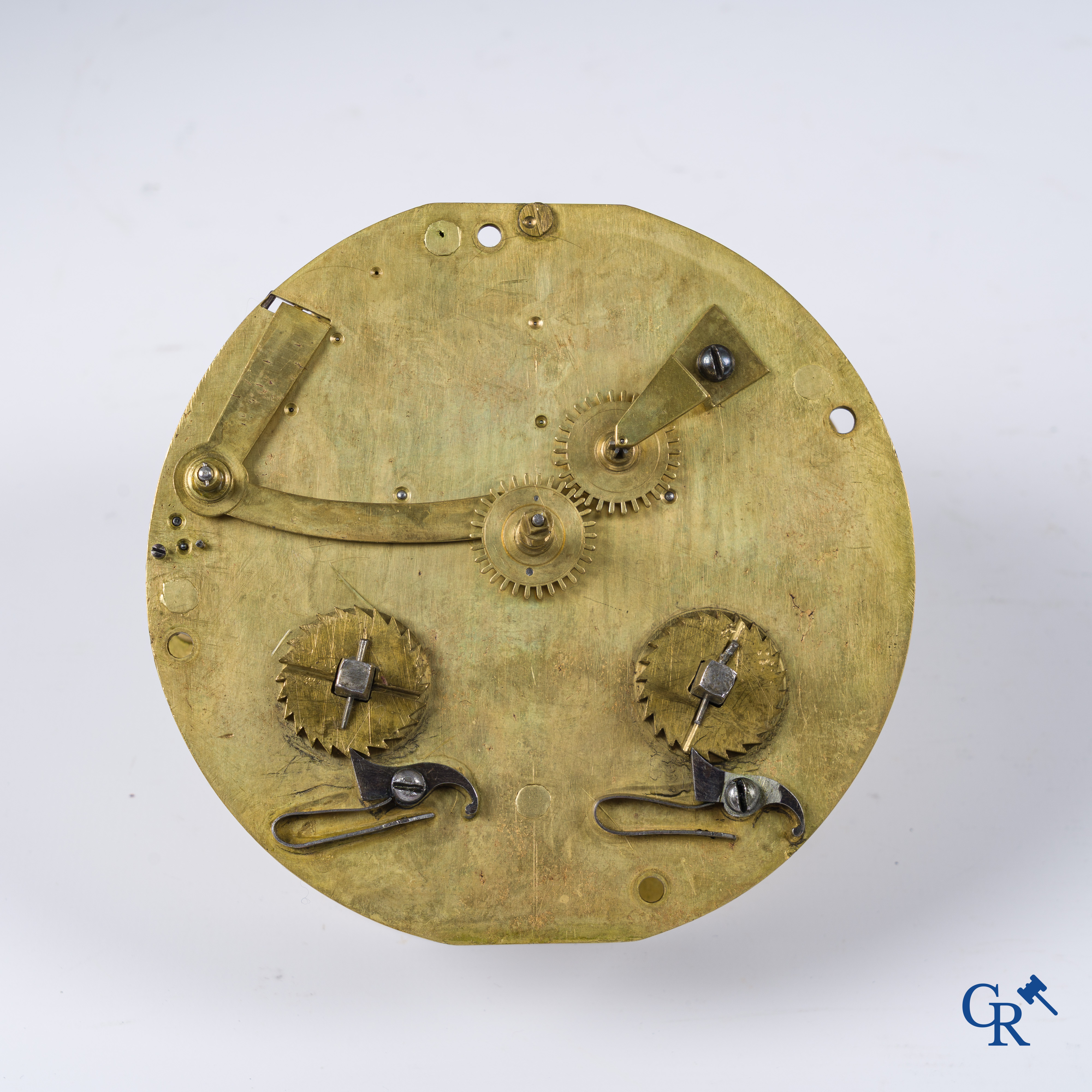 Epoque Louis XV. Pendule LXV en bronze doré orné de Neptune et des animaux marins dans le goût de Charles Cressent.