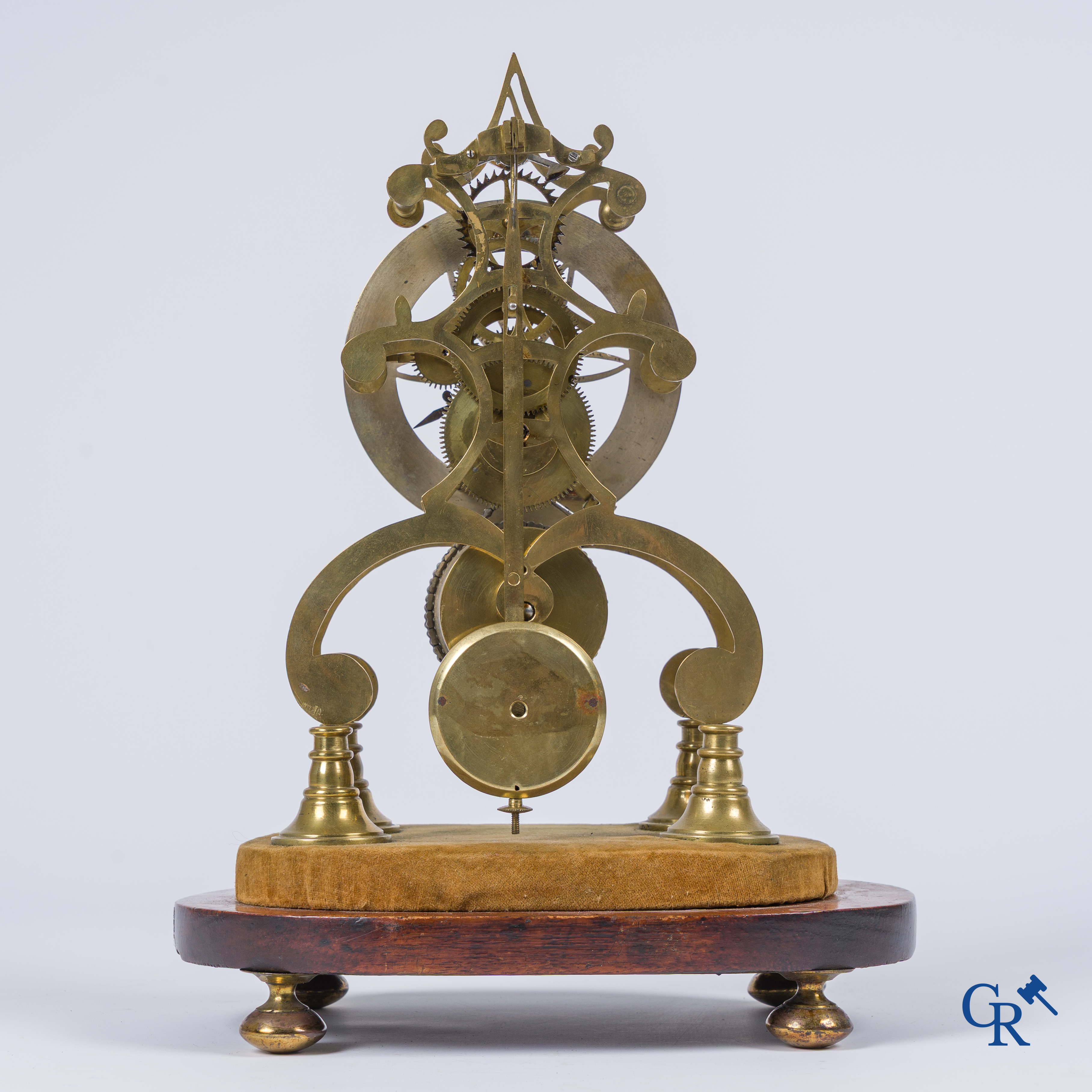 Klokken: Een antieke skeletklok. 18e-19e eeuw.