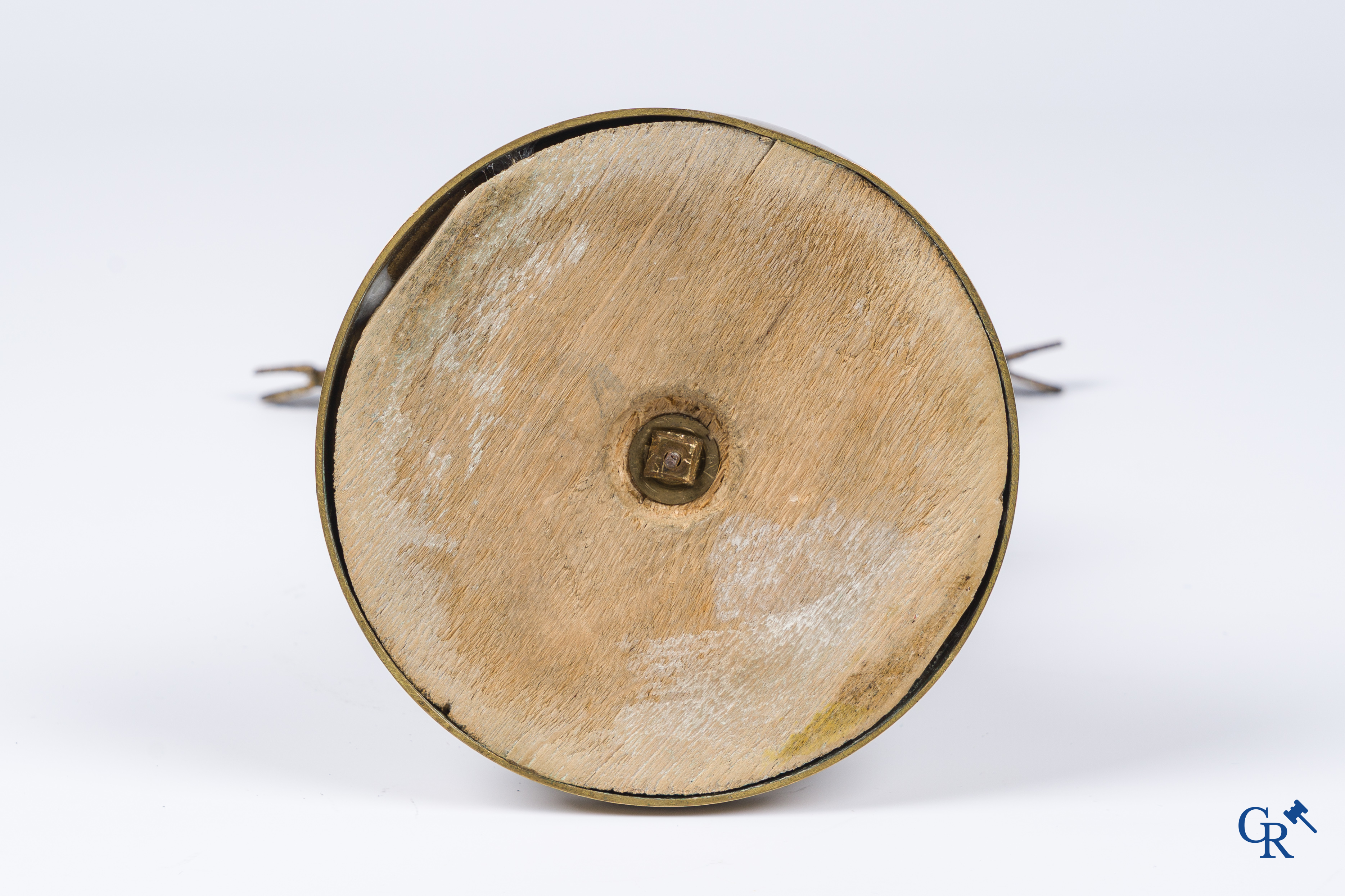 Empire, miroir de toilette en bronze ciselé et doré avec un cupidon et des papillons. Début du 19ème siècle.