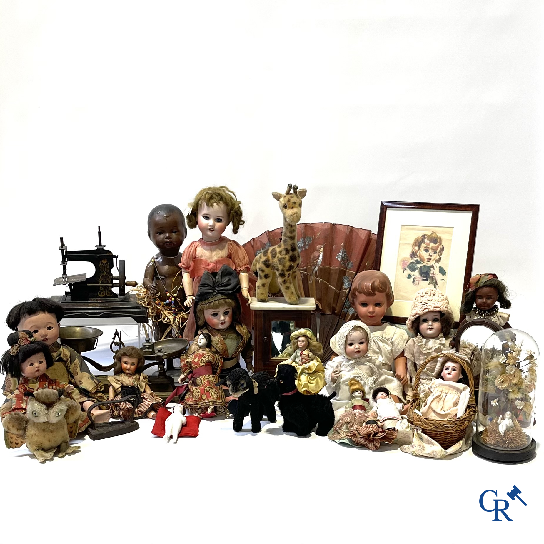 Oud speelgoed, een groot lot met verschillende antieke poppen en verzamelobjecten.