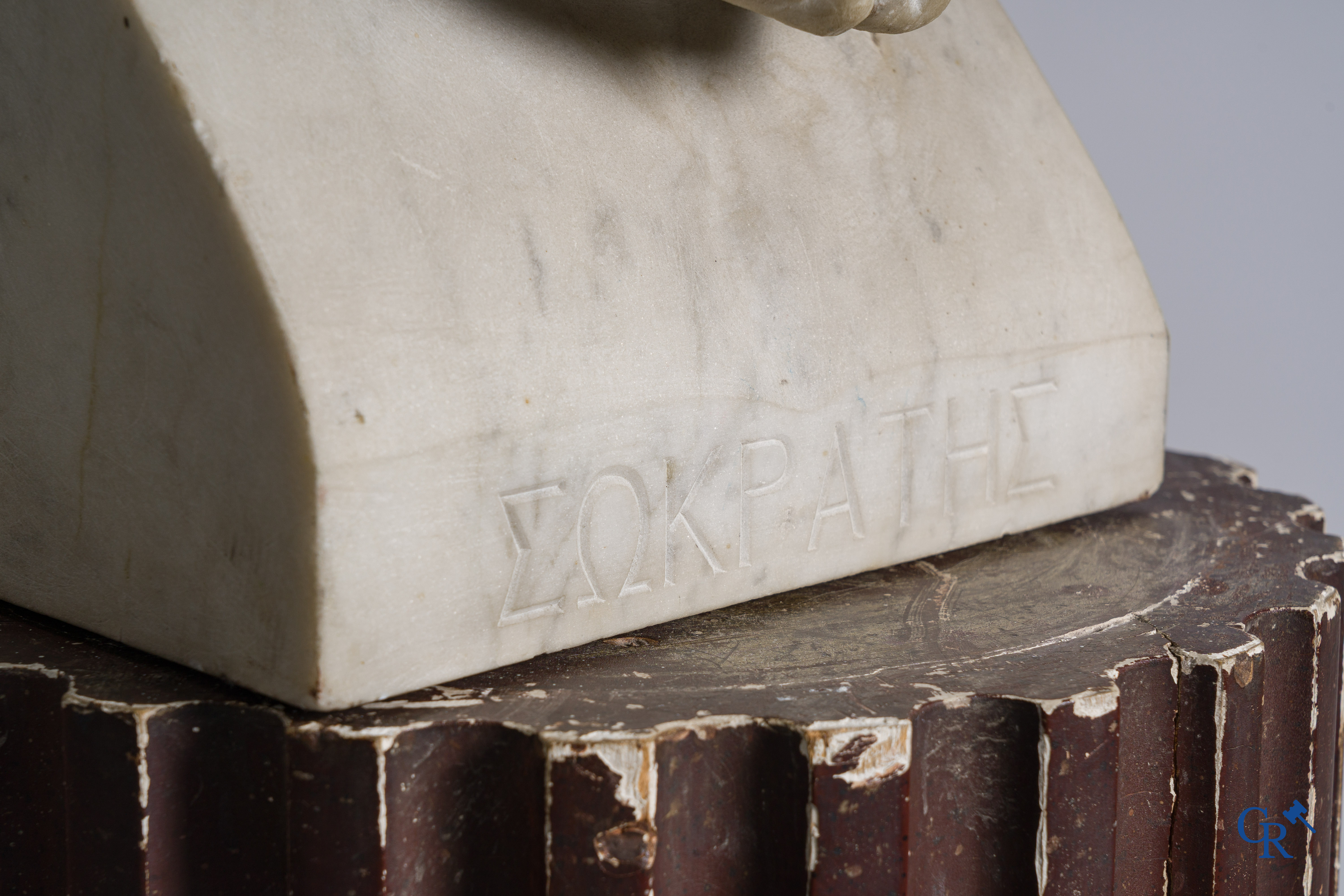 2 imposante bustes in witte marmer van de Griekse filosoof Socrates en de Griekse wijze Bias van Priëne. 18e-19e eeuw.