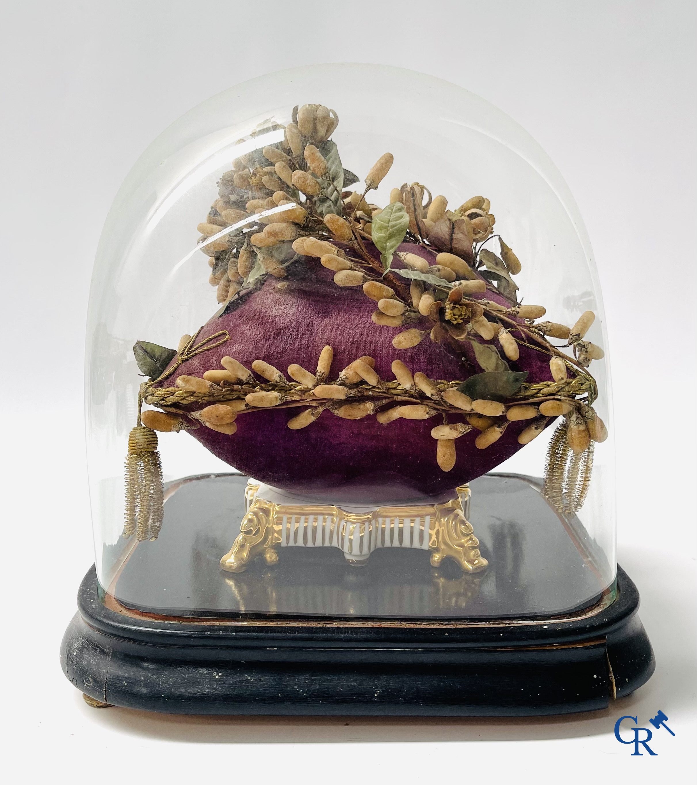 2 glass domes with a bridal bouquet on a cushion with a foot in gilded metal and a foot in Paris porcelain.