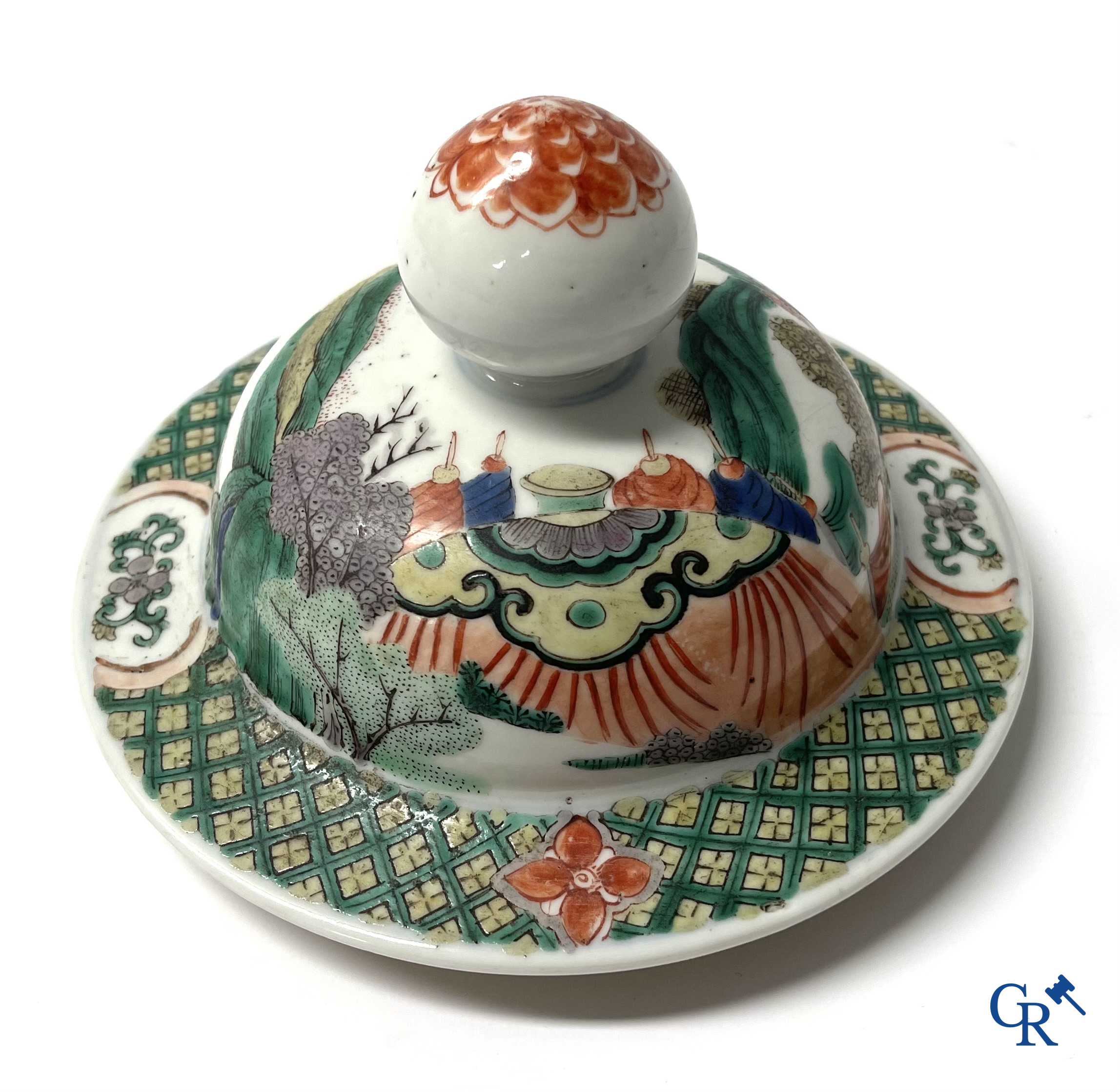 Aziatica, een Chinese famille verte dekselvaas met krijgers en paarden. 19e eeuw.