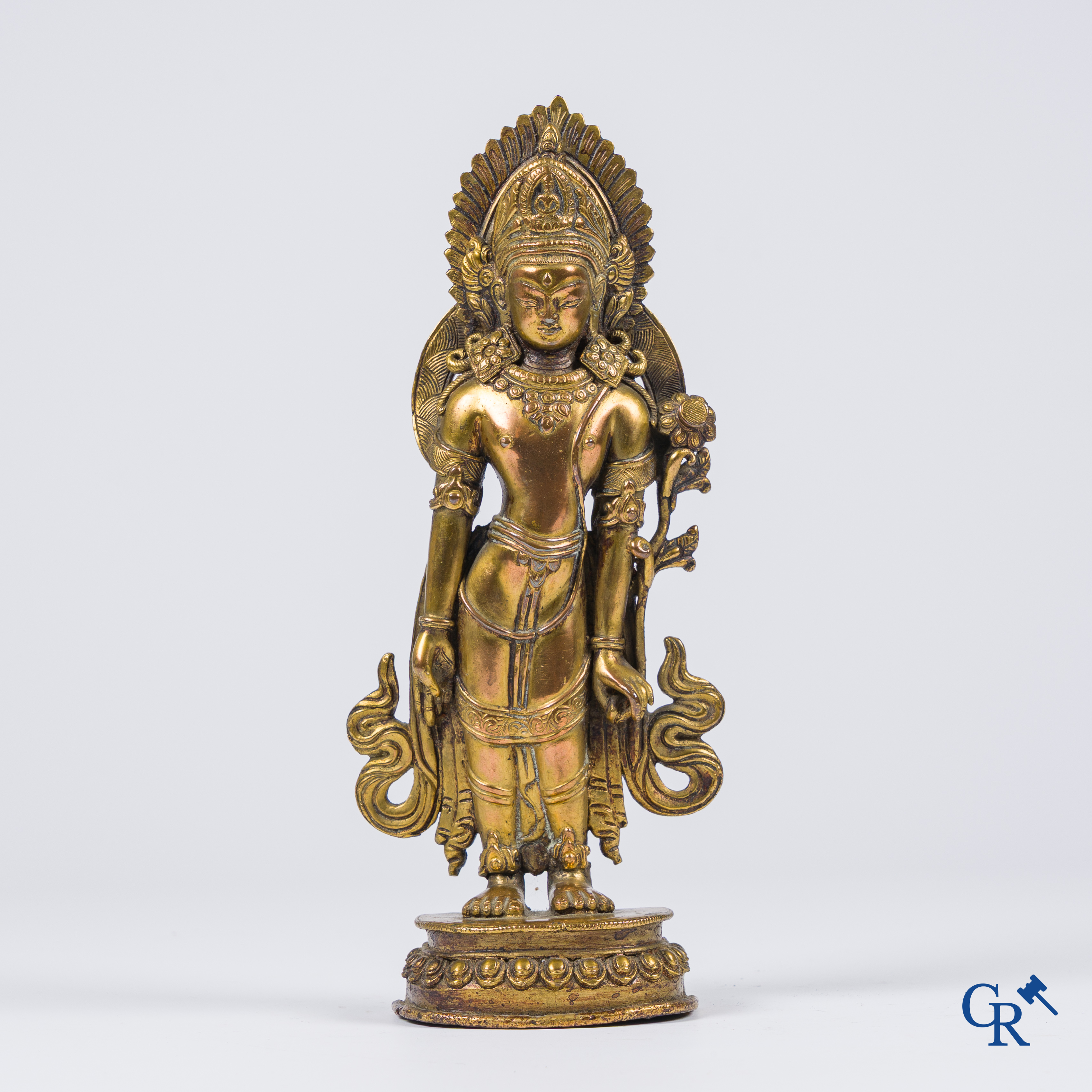 Art Asiatique, Népal, une représentation en bronze doré d'un Bouddha debout.