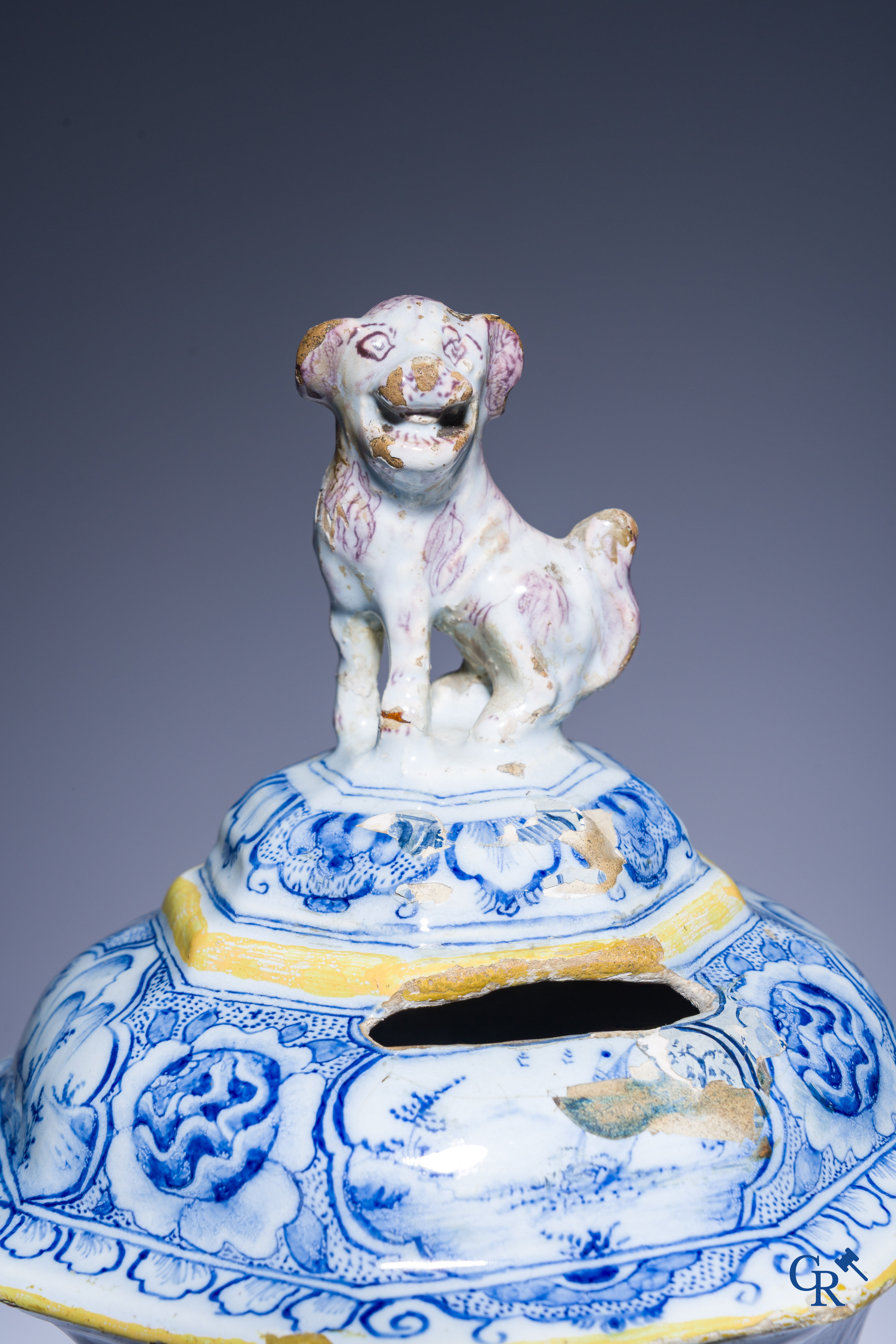 Delfts aardewerk, zeldzame polychrome spaarpot met een zittende hond en taferelen. 18e eeuw.