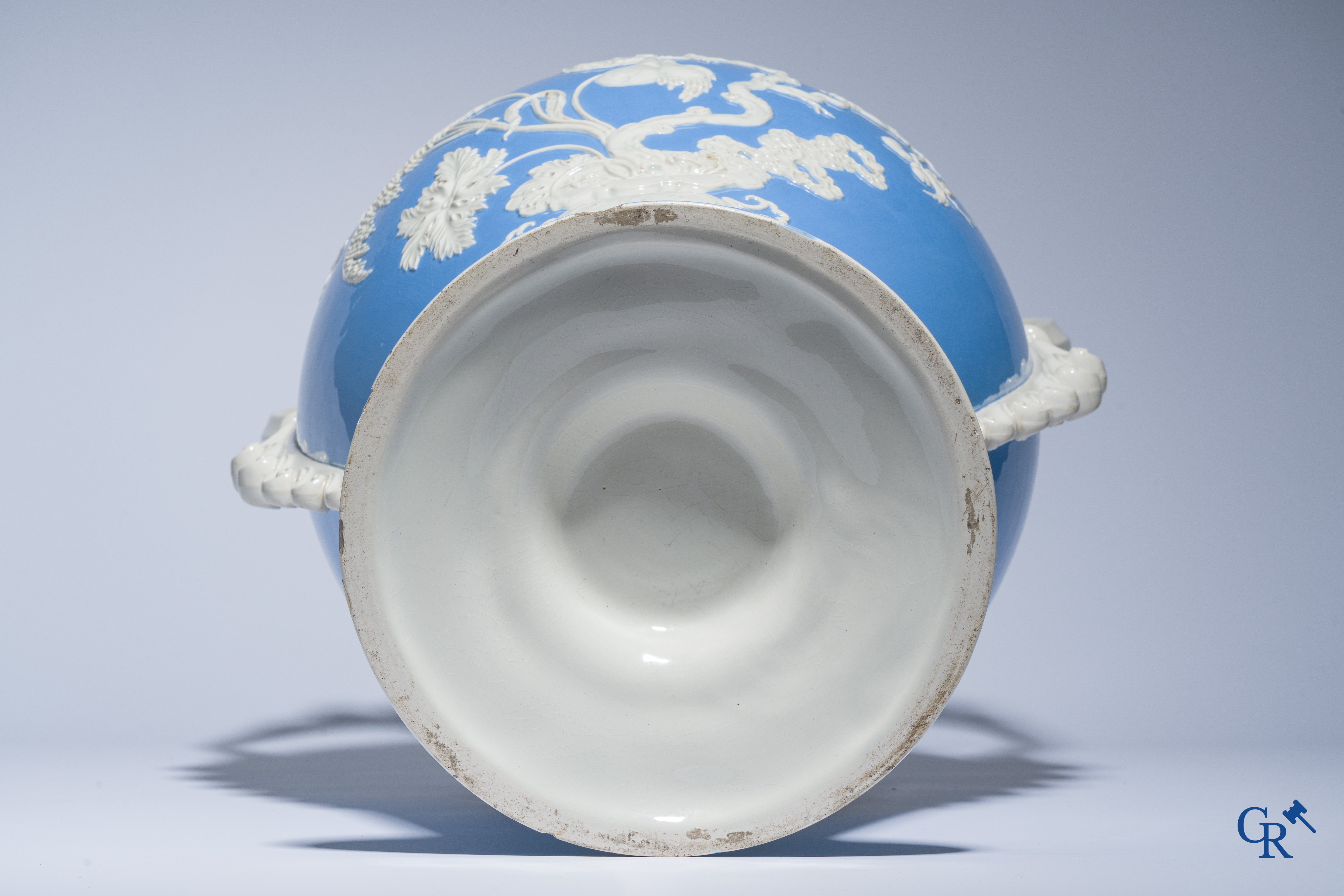 Exceptional and imposing vase in faience with an Asian decor. In the style of Wedgwood or Mintons. 19th century.