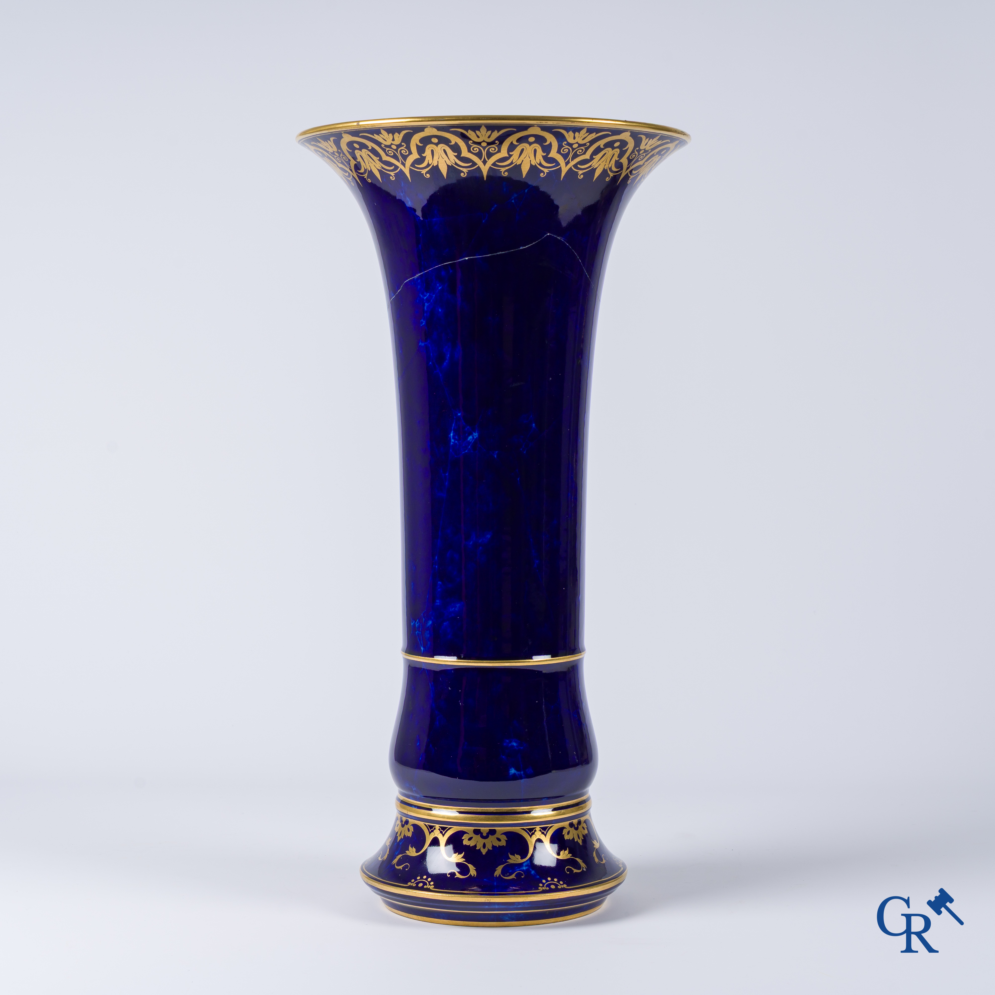 Manufacture Nationale de Sèvres. Important vase, décor en or sur fond bleu.