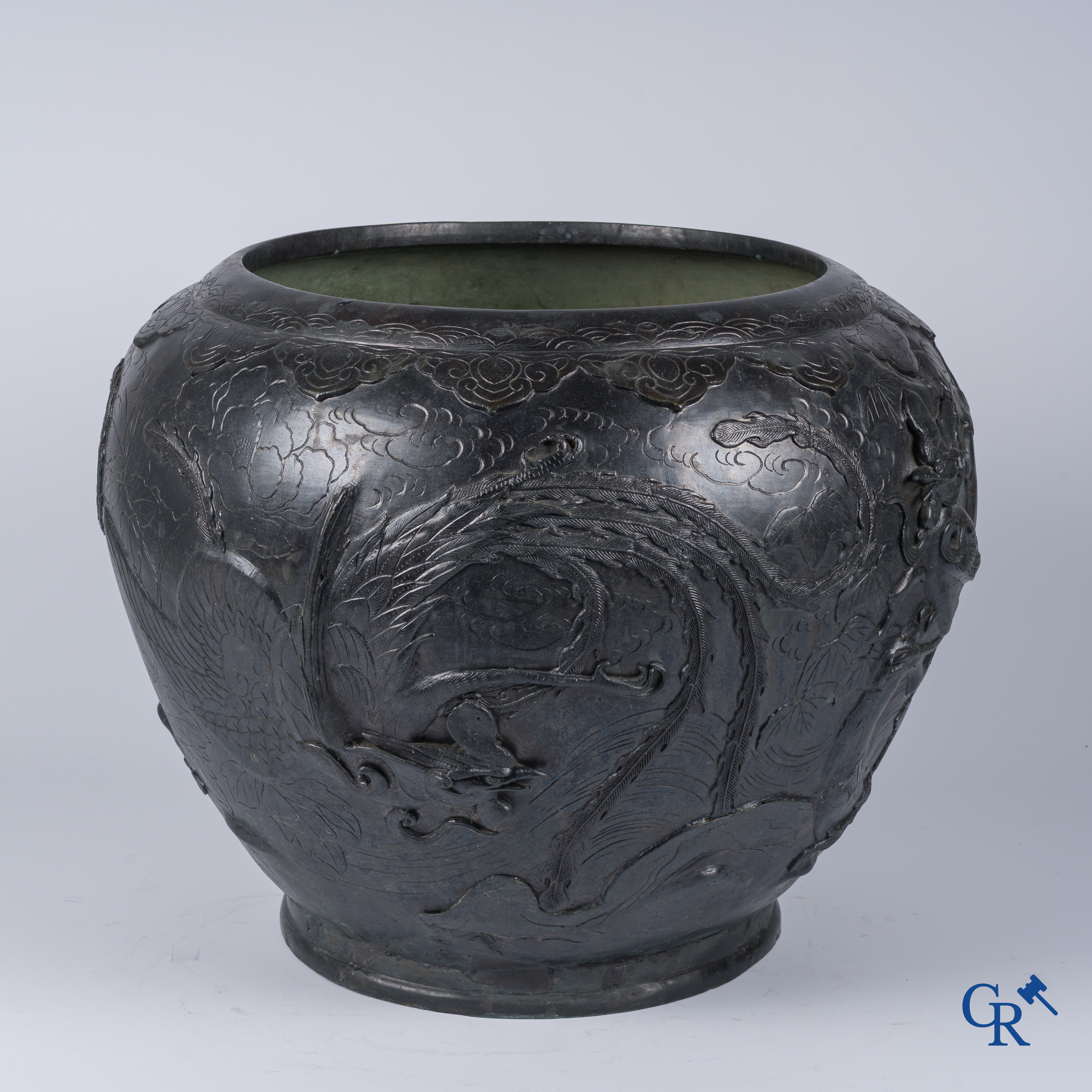 Art Asiatique, une grande jardinière japonaise en bronze avec des oiseaux phénix. 19ème siècle.