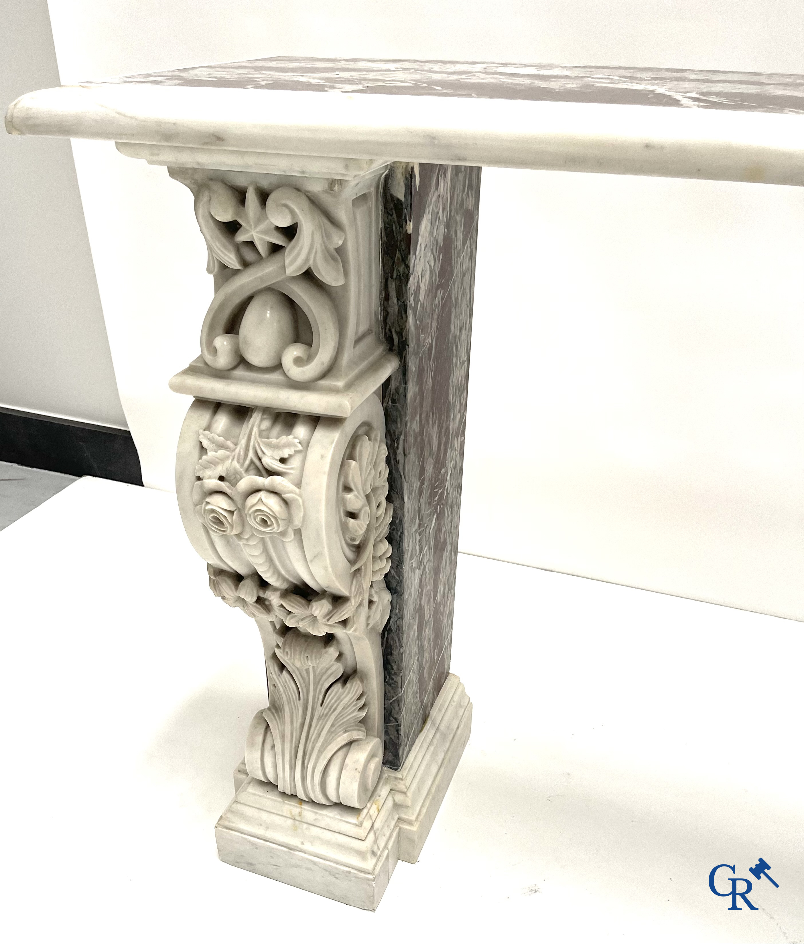 Une importante console murale en different sortes de marbre. 19ème siècle.