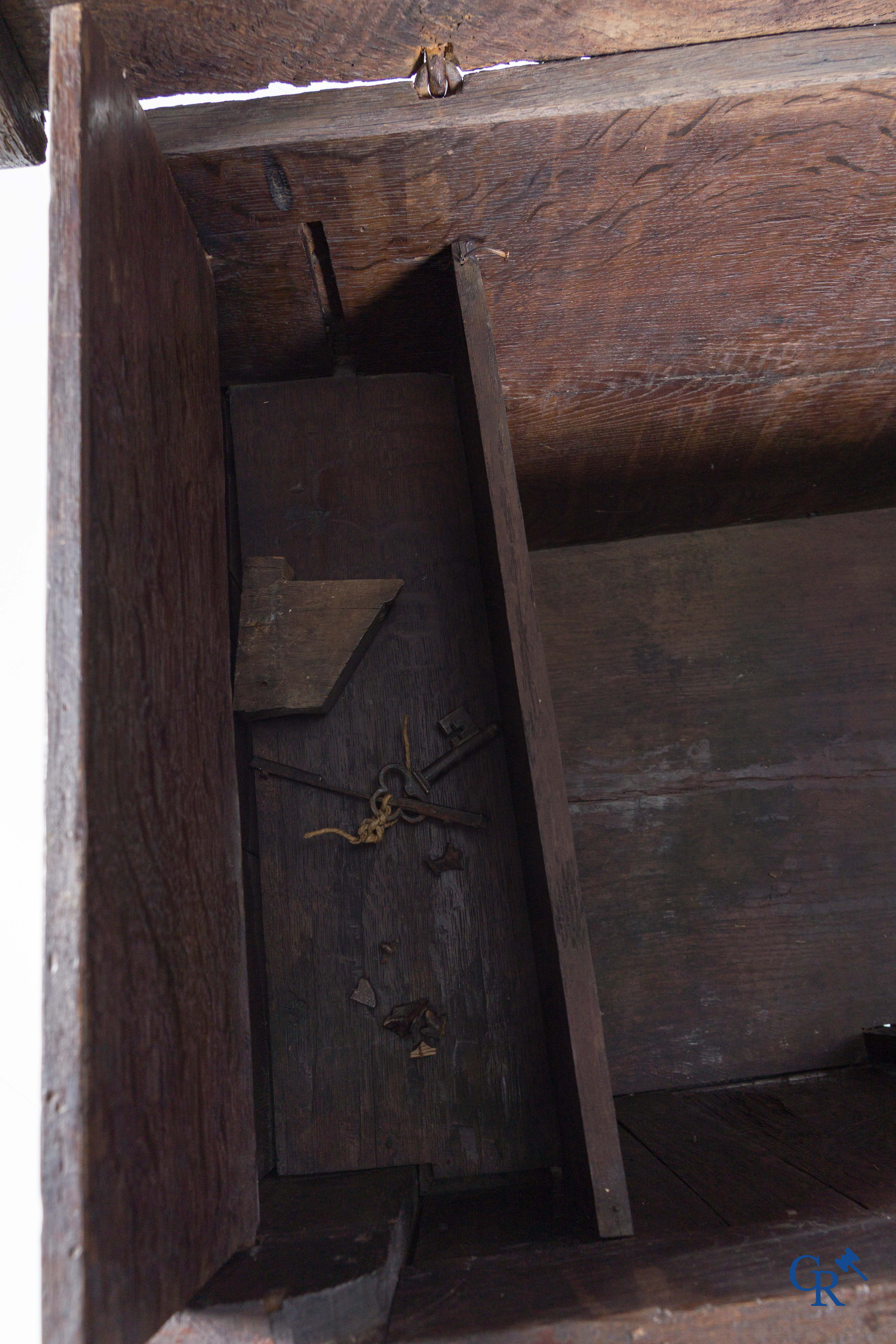 Gotiek. Een Gotische eikenhouten gesculpteerde koffer met zijn slotwerk in smeedijzer. 2de helft 15e eeuw.