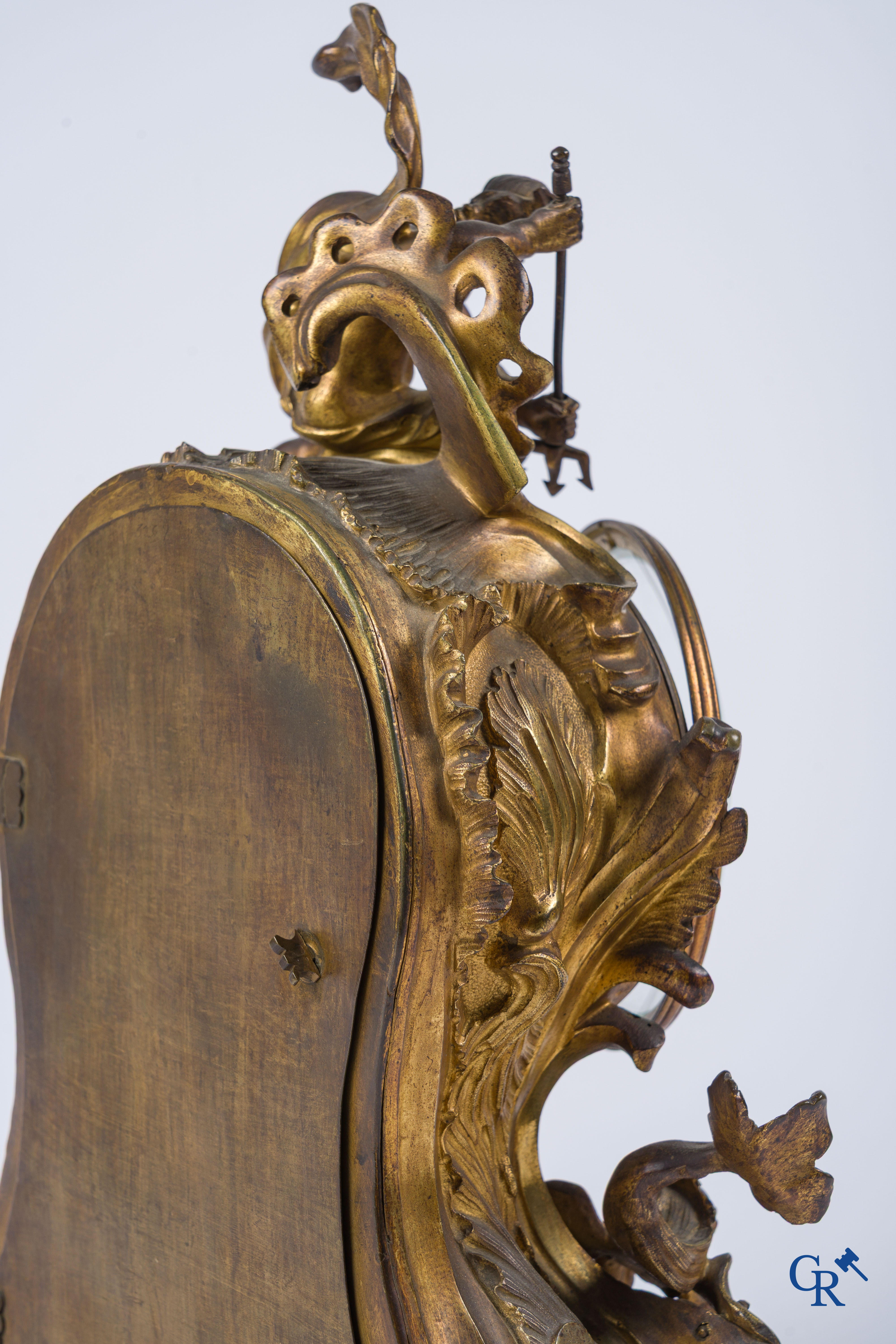 Epoque Louis XV. Pendule LXV en bronze doré orné de Neptune et des animaux marins dans le goût de Charles Cressent.