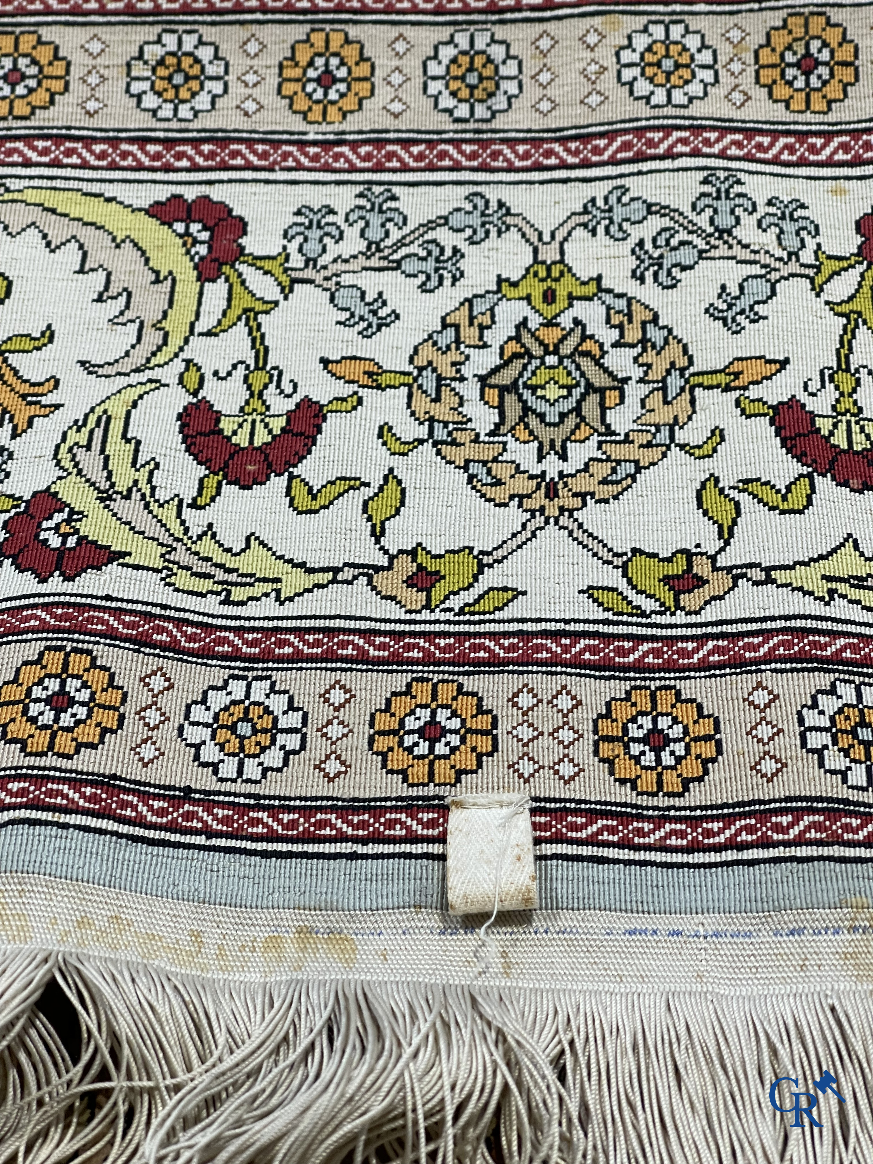 Oosterse tapijten. Een gesigneerd zijden tapijt met geometrisch motief.