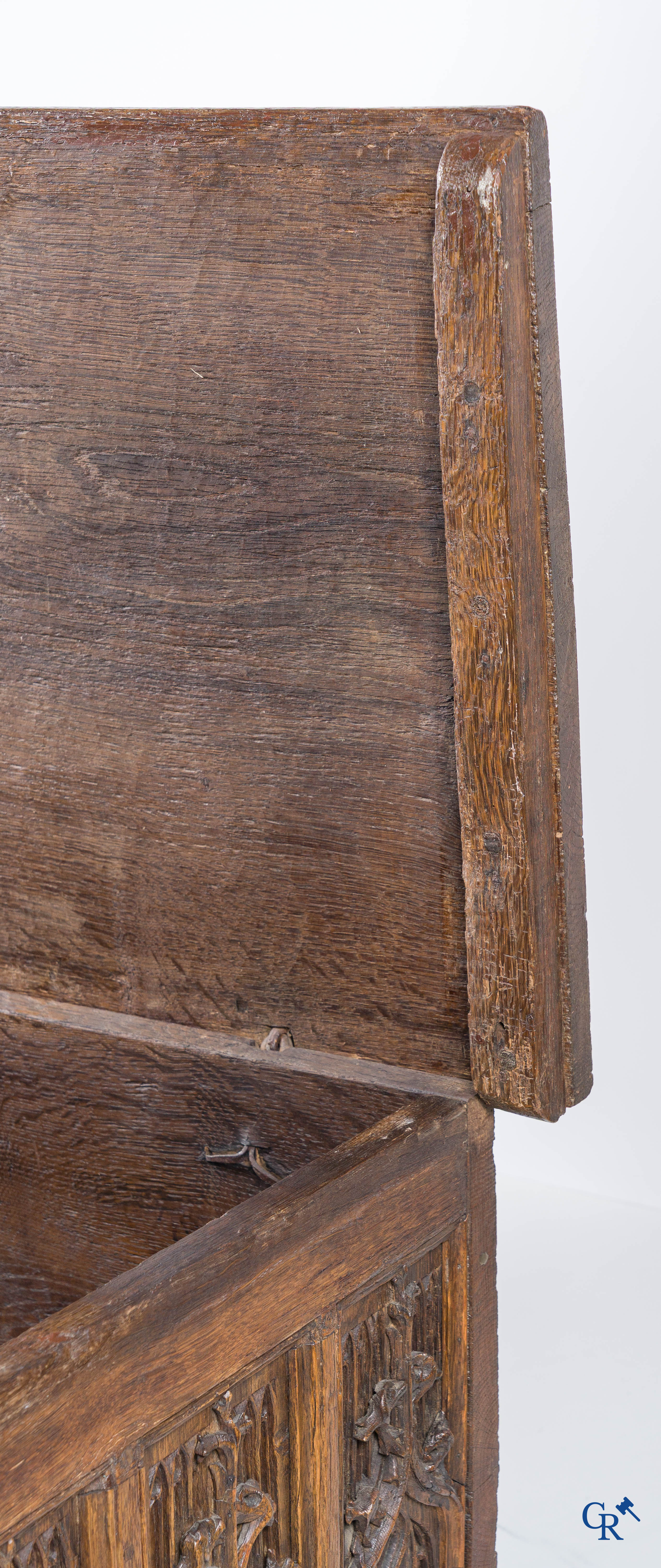 Gotiek. Een Gotische eikenhouten gesculpteerde koffer met zijn slotwerk in smeedijzer. 2de helft 15e eeuw.