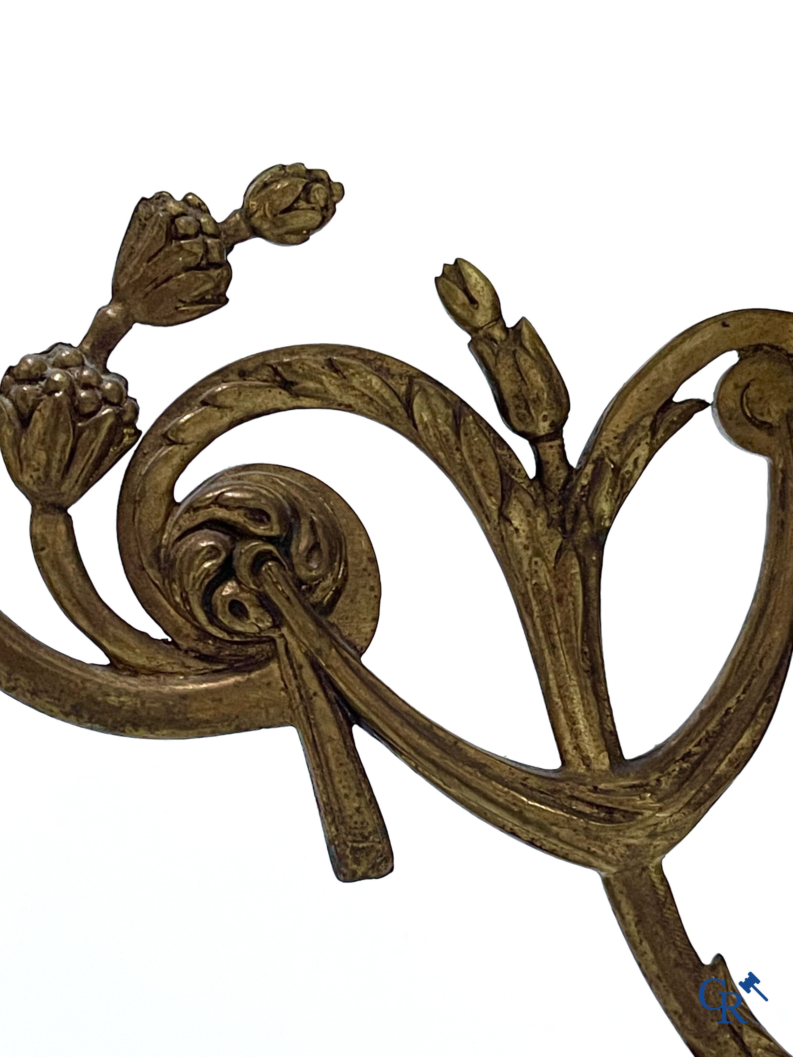 A lot of an imposing chandelier with 12 light points, a lamp belge with bronze frame and a fireplace piece.