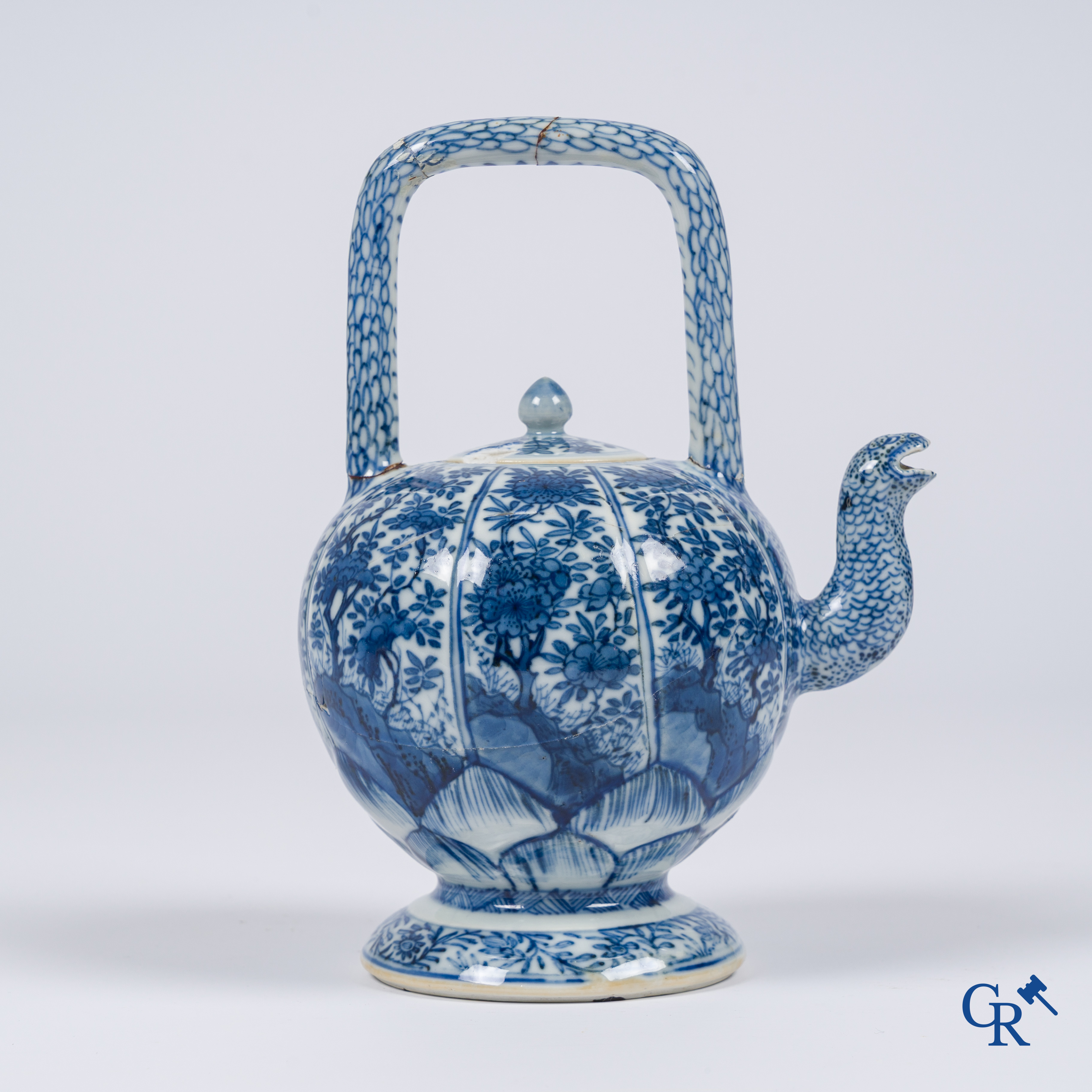 Asian Art, Chinese porcelain. A Chinese blue and white teapot with lid. Kangxi.