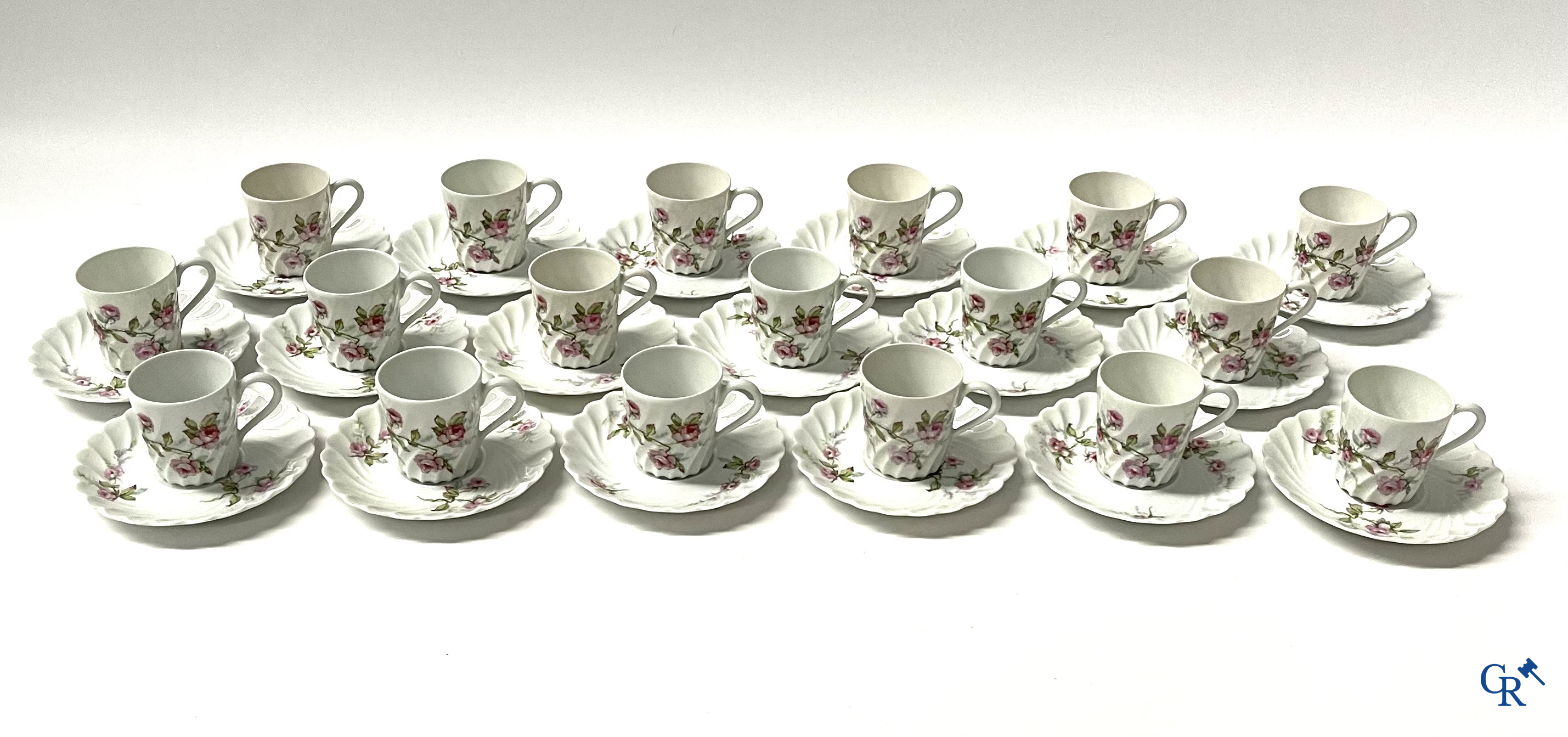 Haviland Limoges. Een uitgebreid handgeschilderd koffieservies in Frans porselein. Circa 1900.
