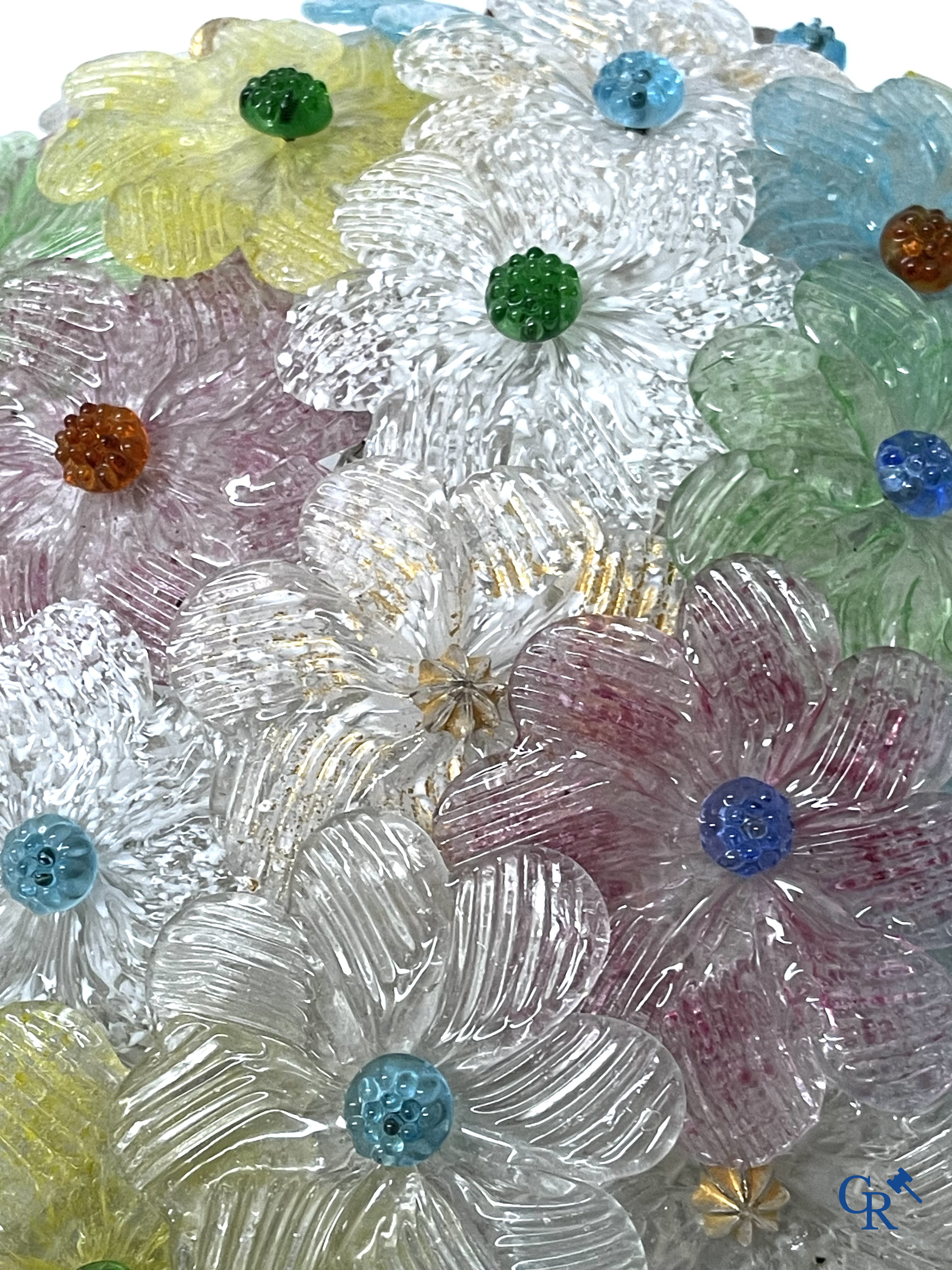 Een kavel van een Venetiaanse tafellamp, een paar grote applieken in Venetiaans glas en een Murano plafonnier.