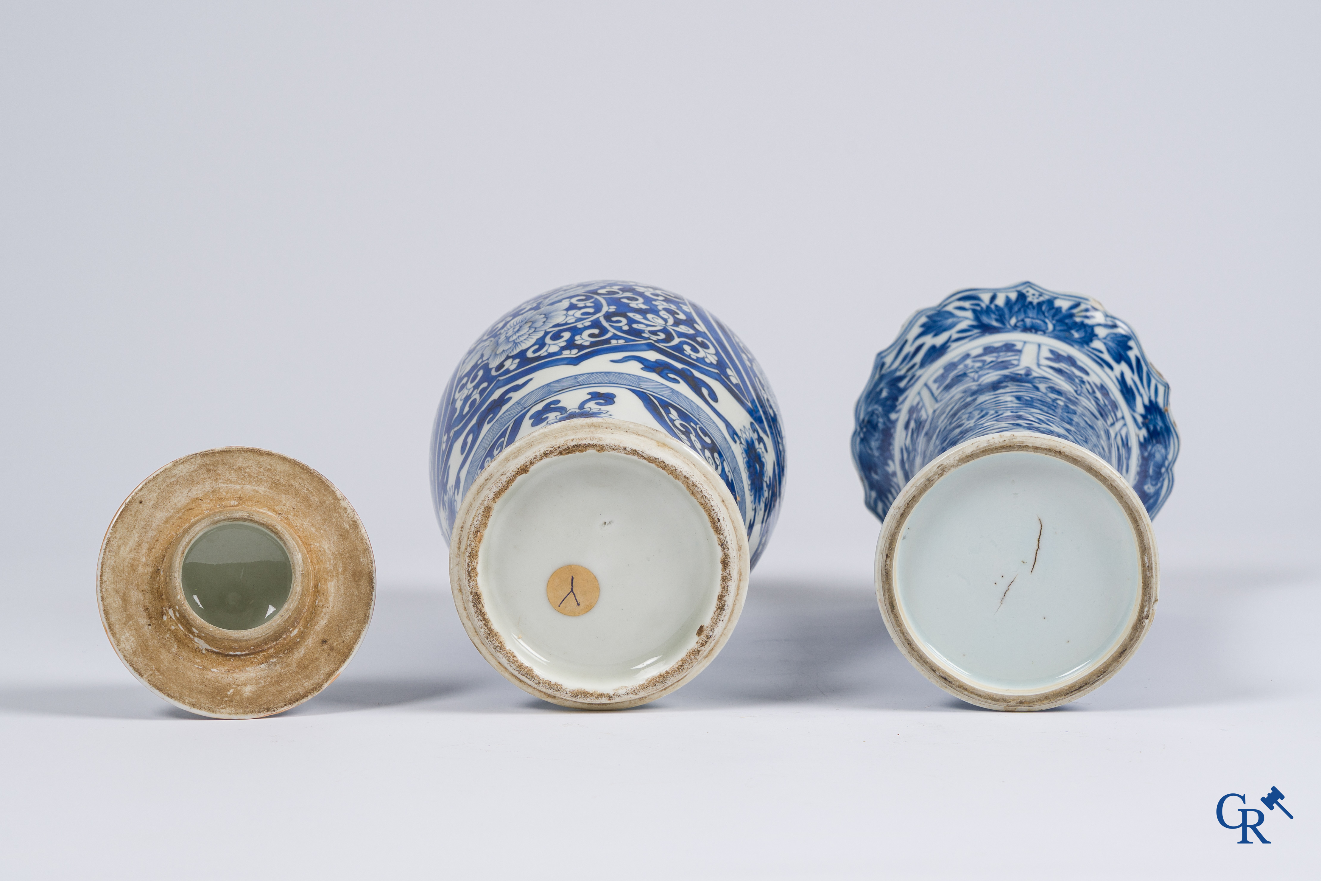 Art Asiatique, porcelaine de Chine. 2 vases bleu et blanc. 18ème siècle.