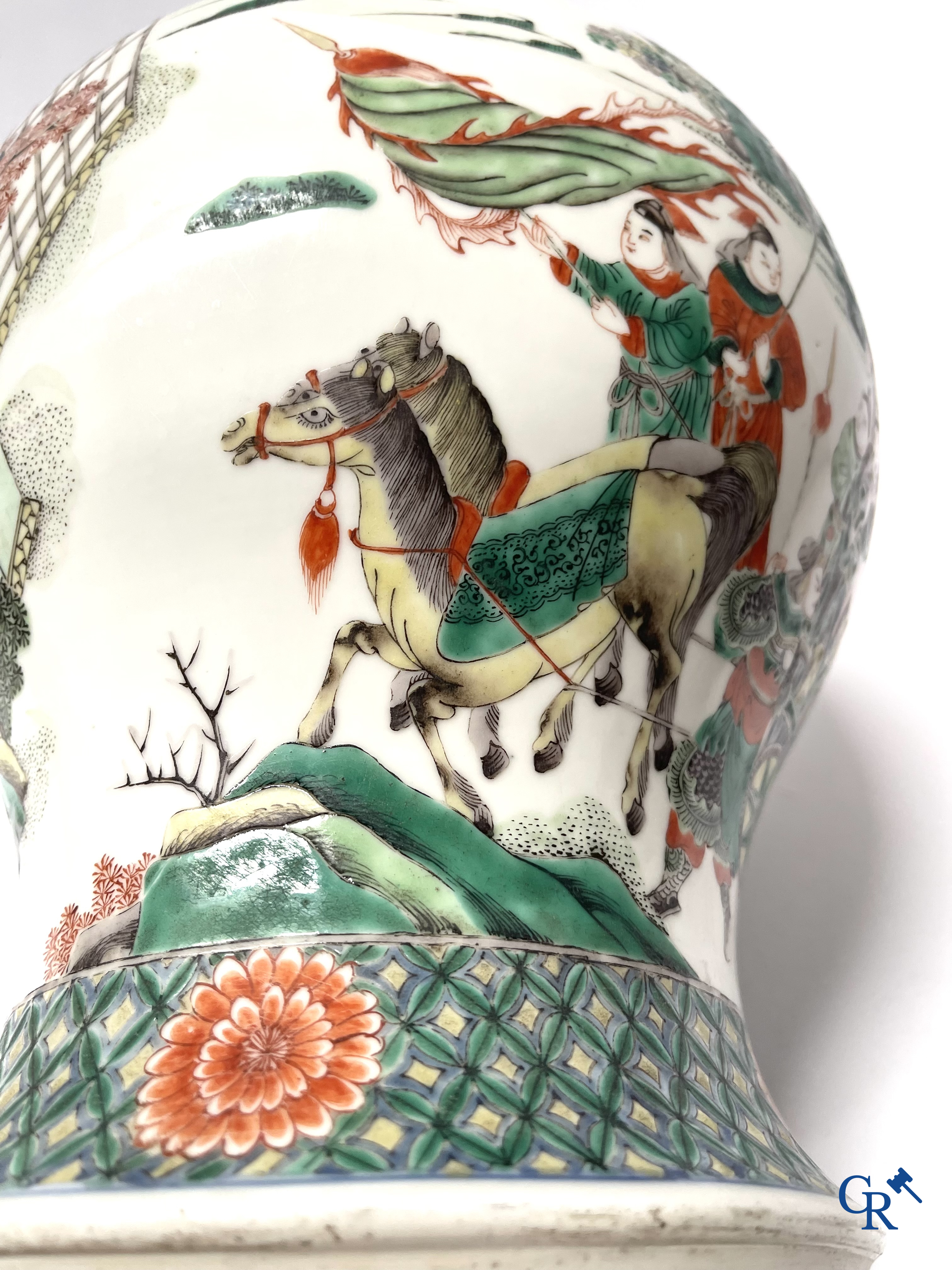 Aziatica, een Chinese famille verte dekselvaas met krijgers en paarden. 19e eeuw.