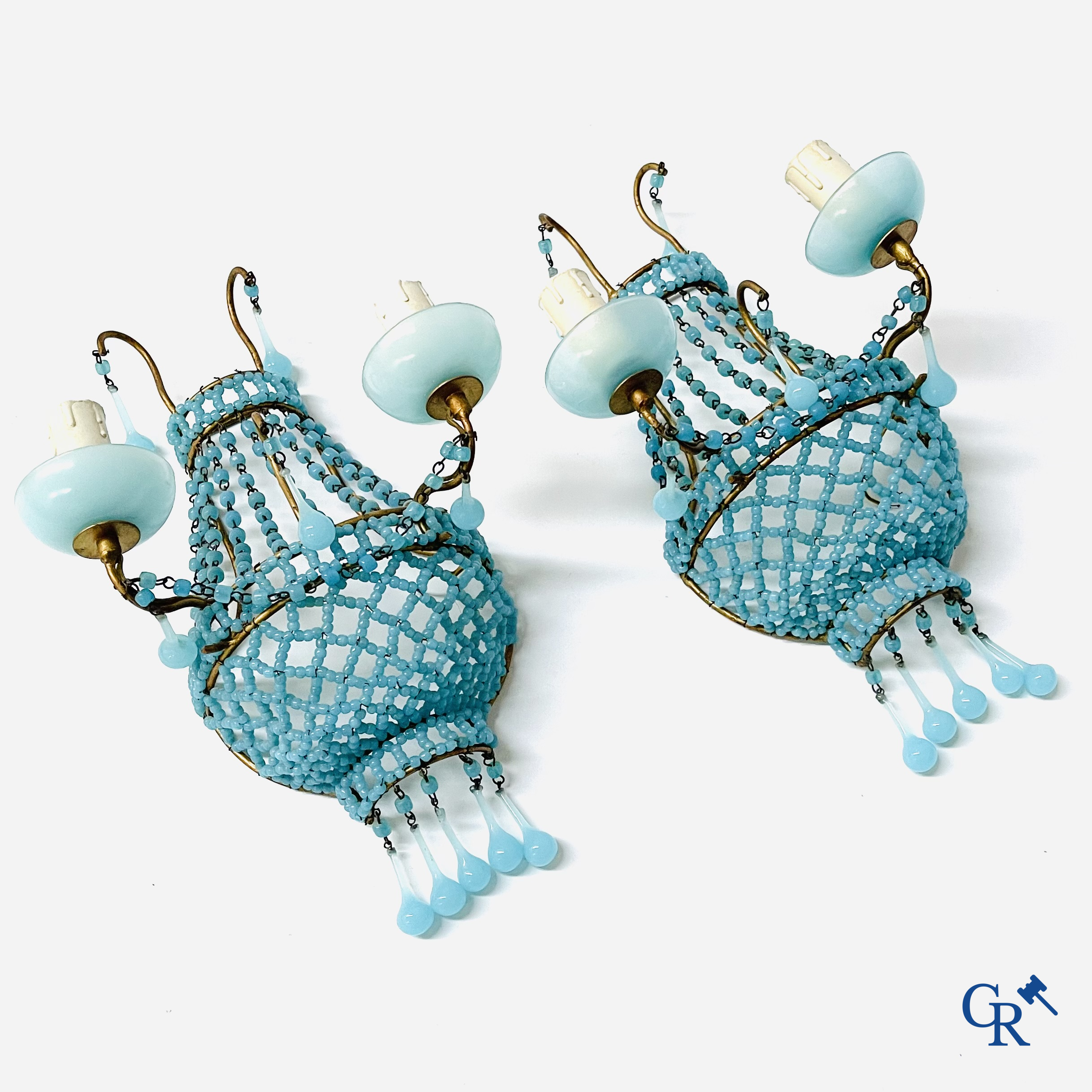 Éclairage, lustres. Belle paire d'appliques en laiton doré et opaline bleue.