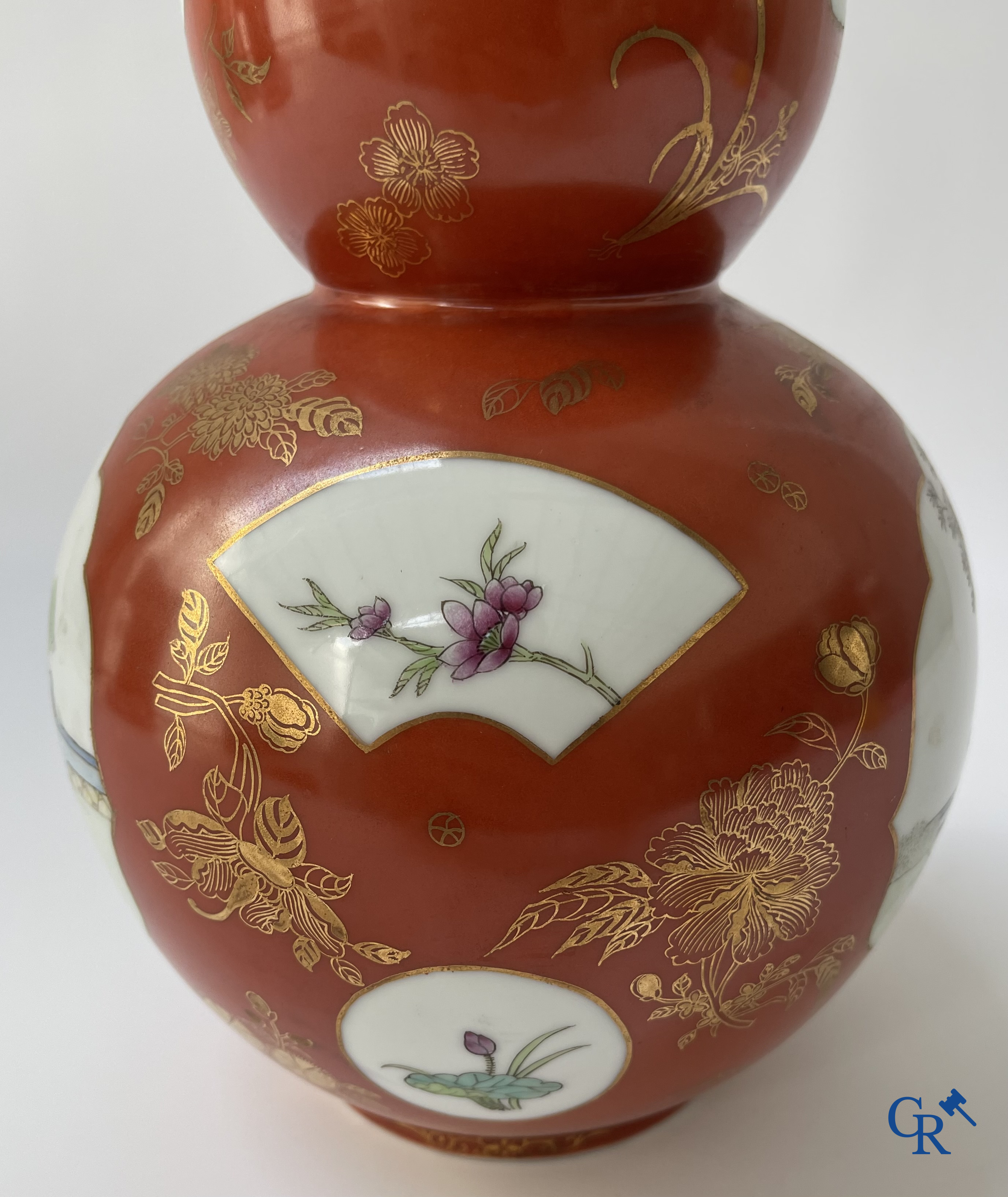 Aziatica, Chinees porselein. Een Chinese vaas met personages. Met zegelmerk. 20ste eeuw.