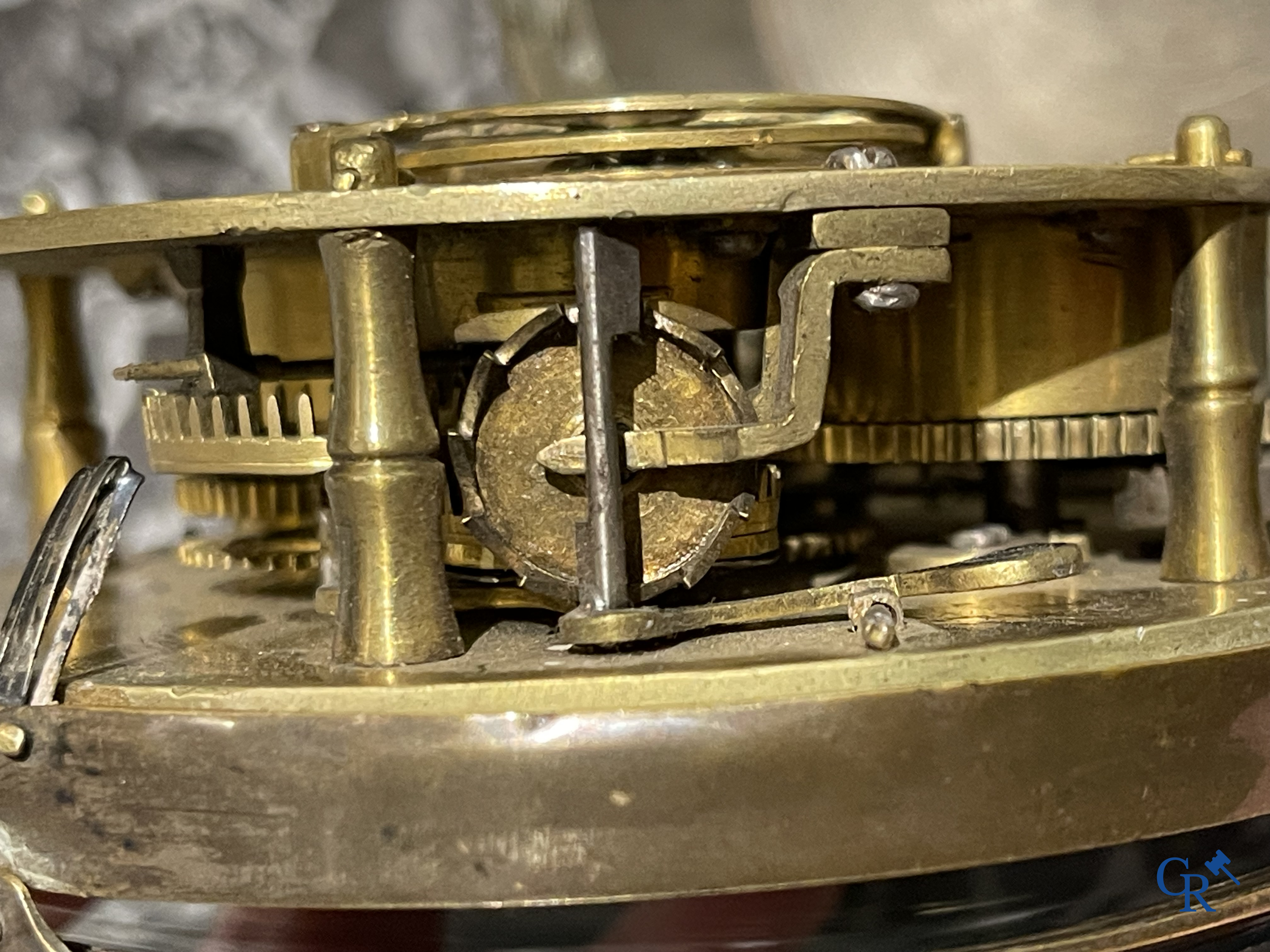 Horlogerie. Montre de carosse. Grande montre de carosse avec boîtier gravé et perforé. France XVIIe siècle.