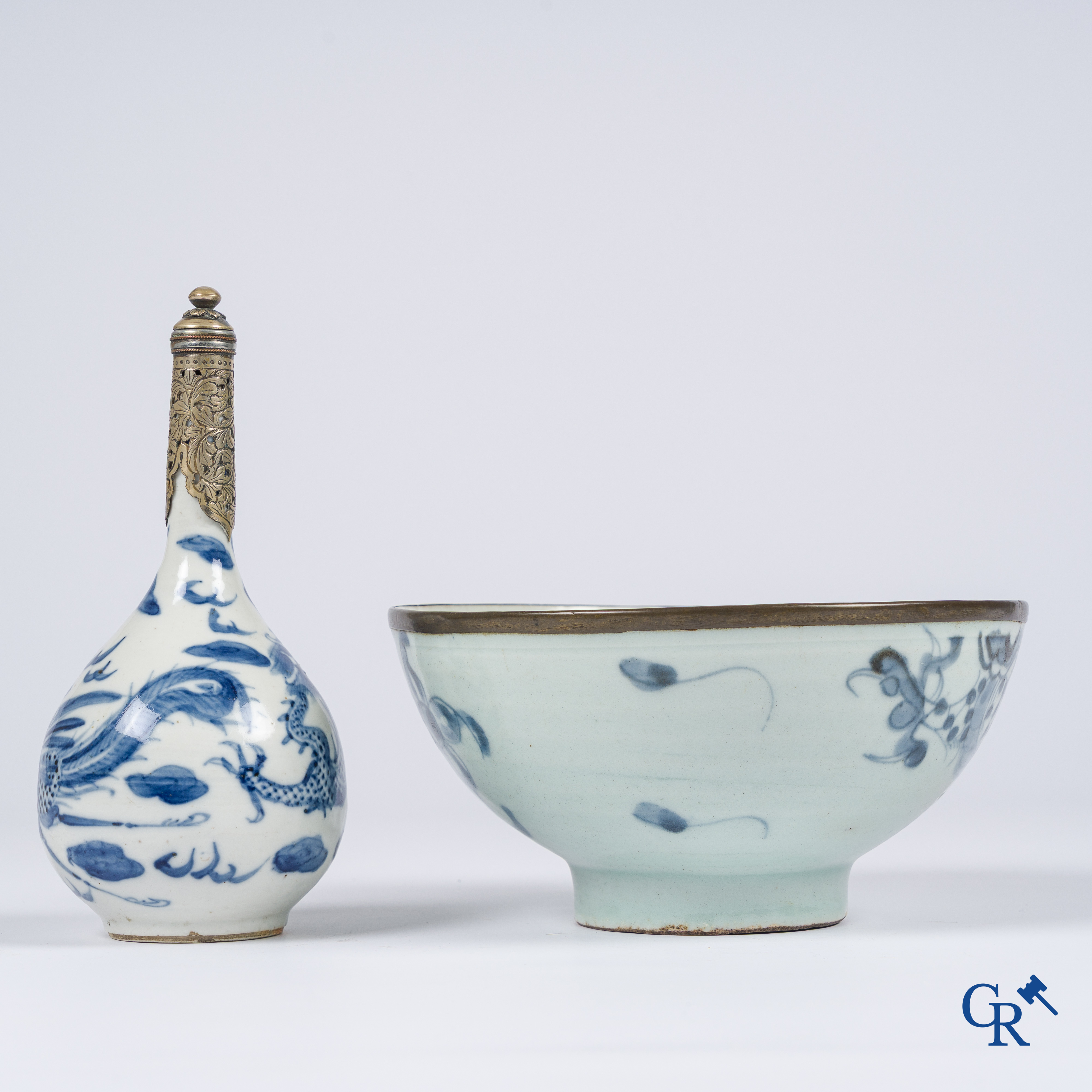 Aziatica, een Chinese "Blue de Hue" vaas met montuur voor de Vietnamese markt,<br />
een kom met drakendecor toegevoegd.